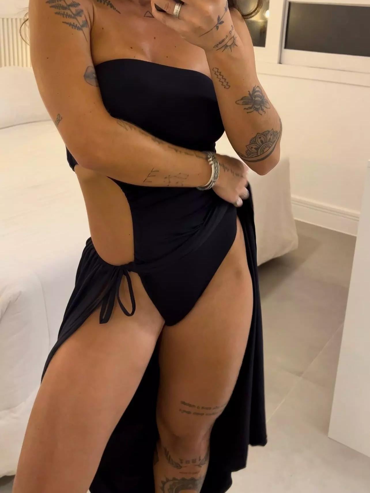 Vestido Bodysuit Bandeau com Fenda Lateral e Amarração praia noite