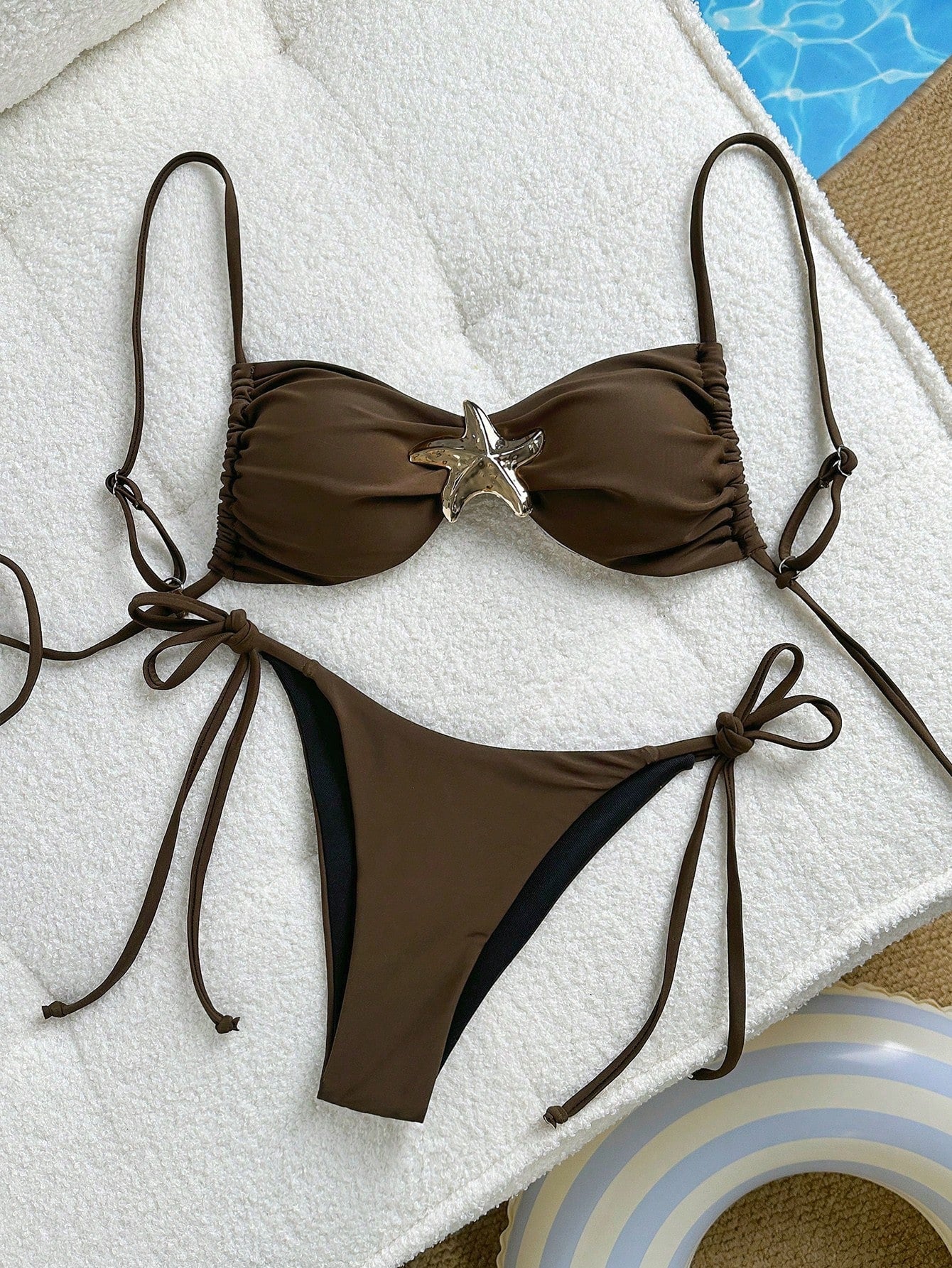 Conjunto de Biquíni com Nó Lateral e Detalhe de Anel