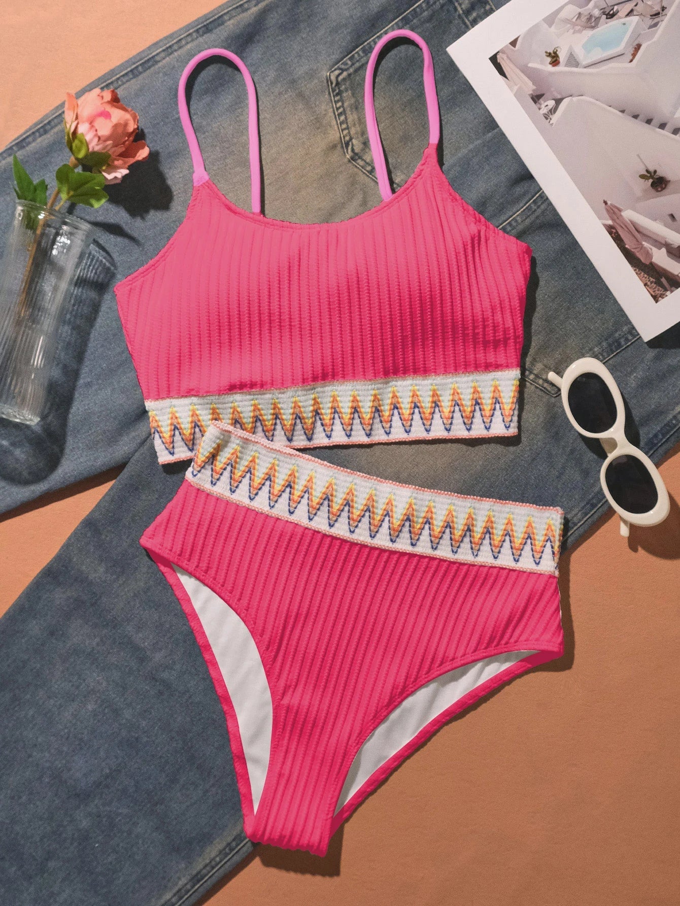 Biquíni de Cintura Alta com Detalhe Colorido