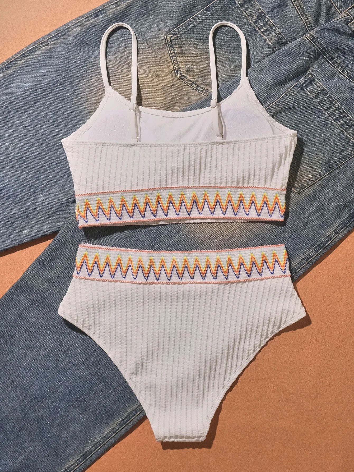 Biquíni de Cintura Alta com Detalhe Colorido