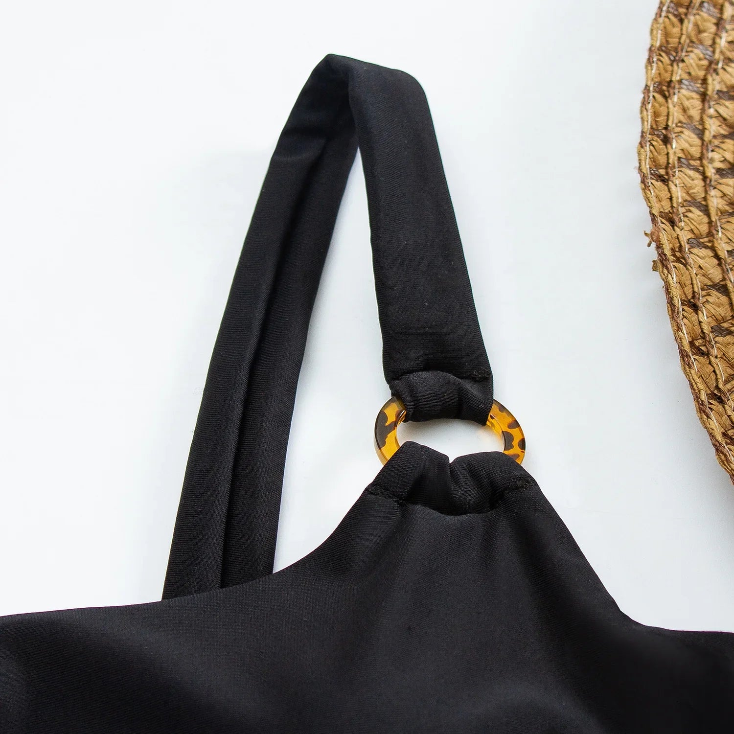 Maiô Cavado com Tiras e Recortes - Sensualidade e Estilo em Uma Peça Única