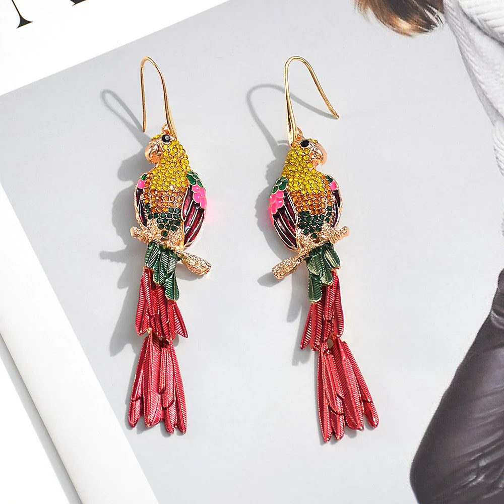 Brincos com design de Arara e cristais coloridos