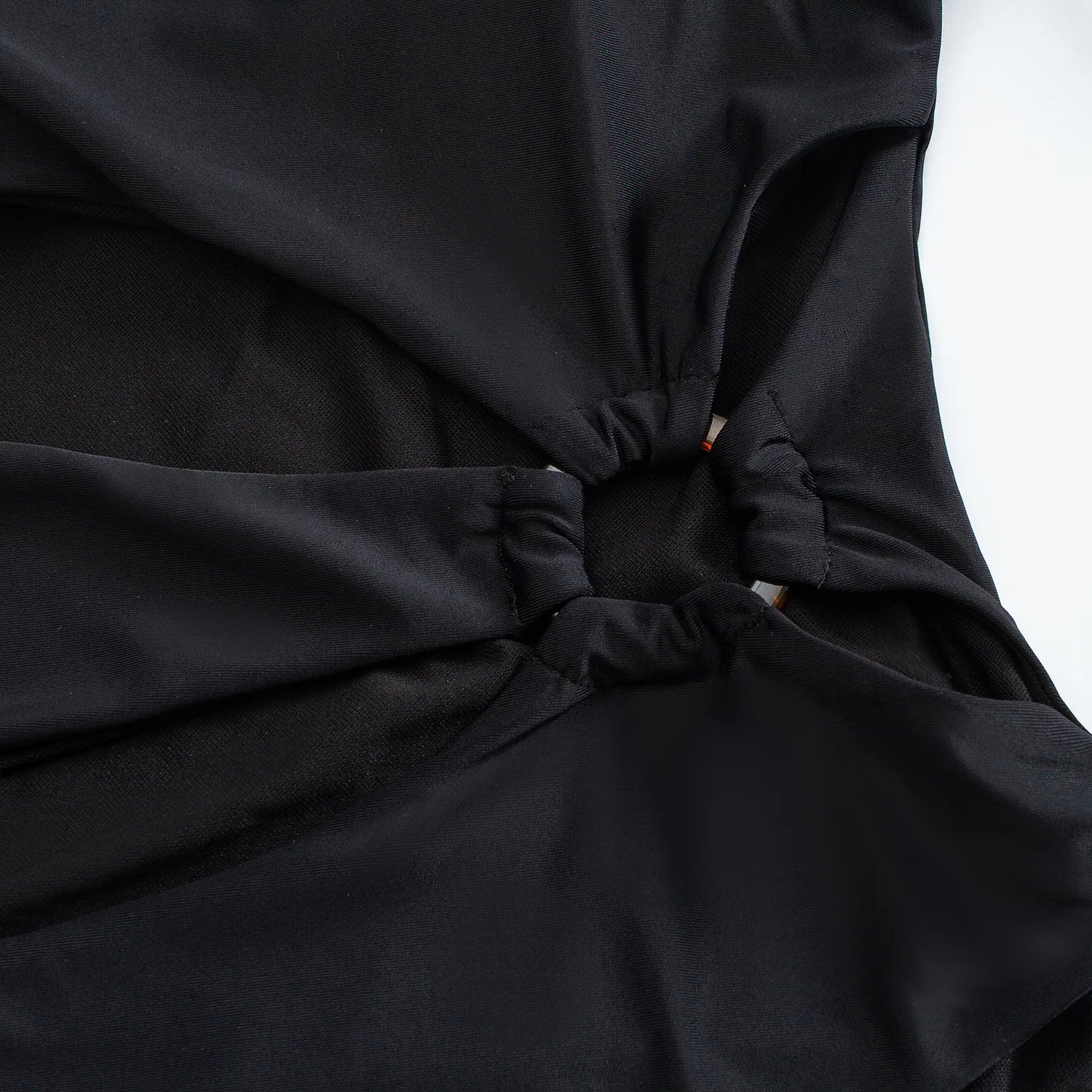 Maiô Cavado com Tiras e Recortes - Sensualidade e Estilo em Uma Peça Única