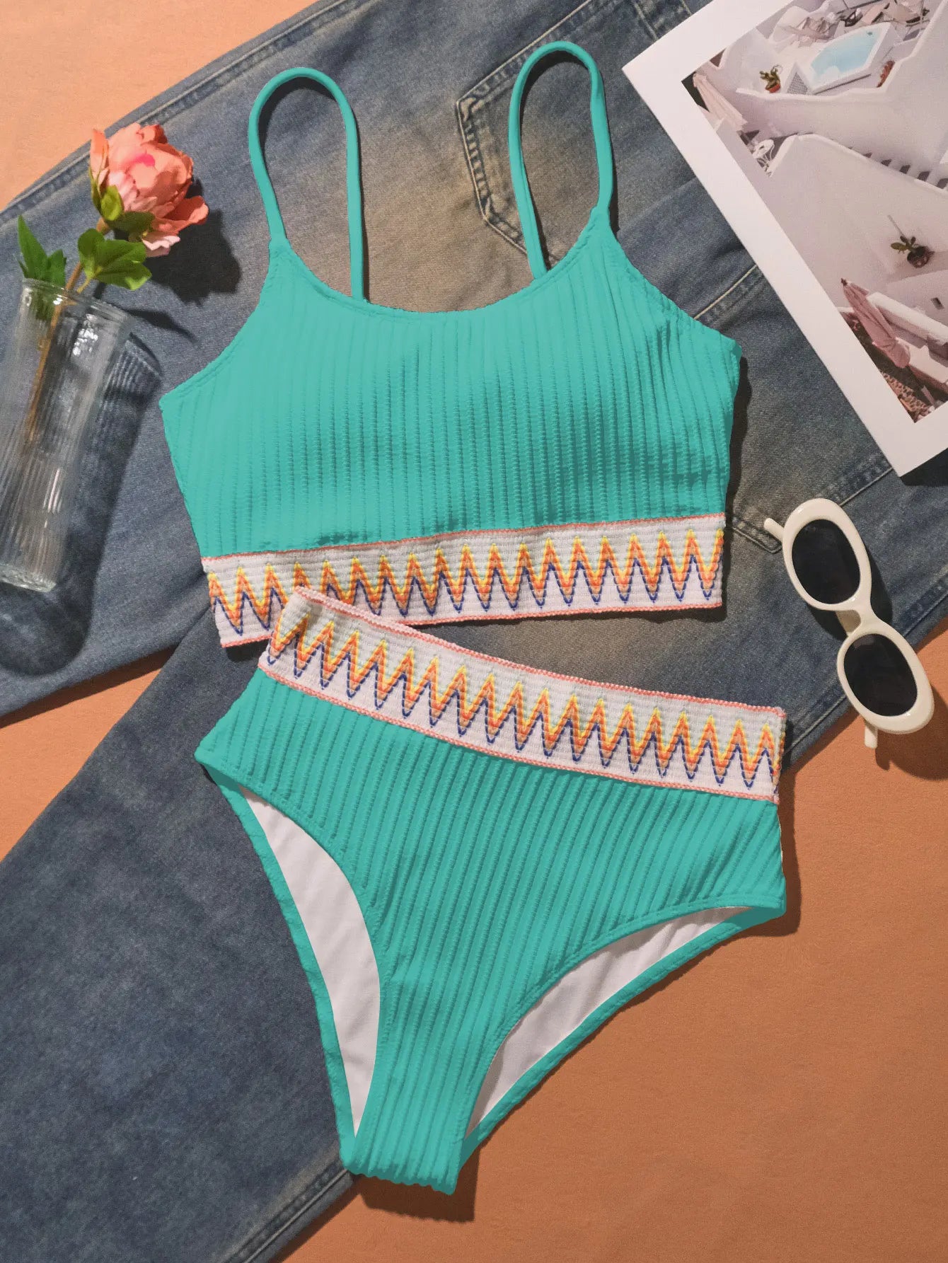 Biquíni de Cintura Alta com Detalhe Colorido