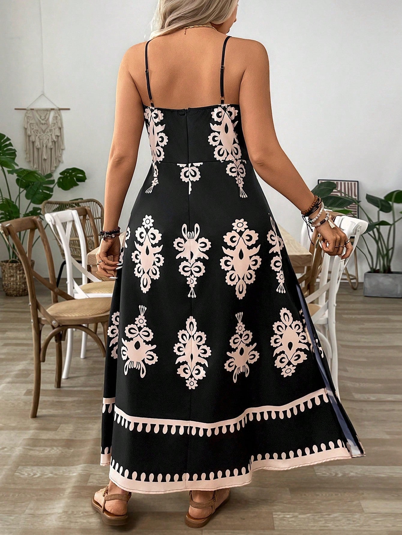 Vestido Plus Size Longo Minimalista