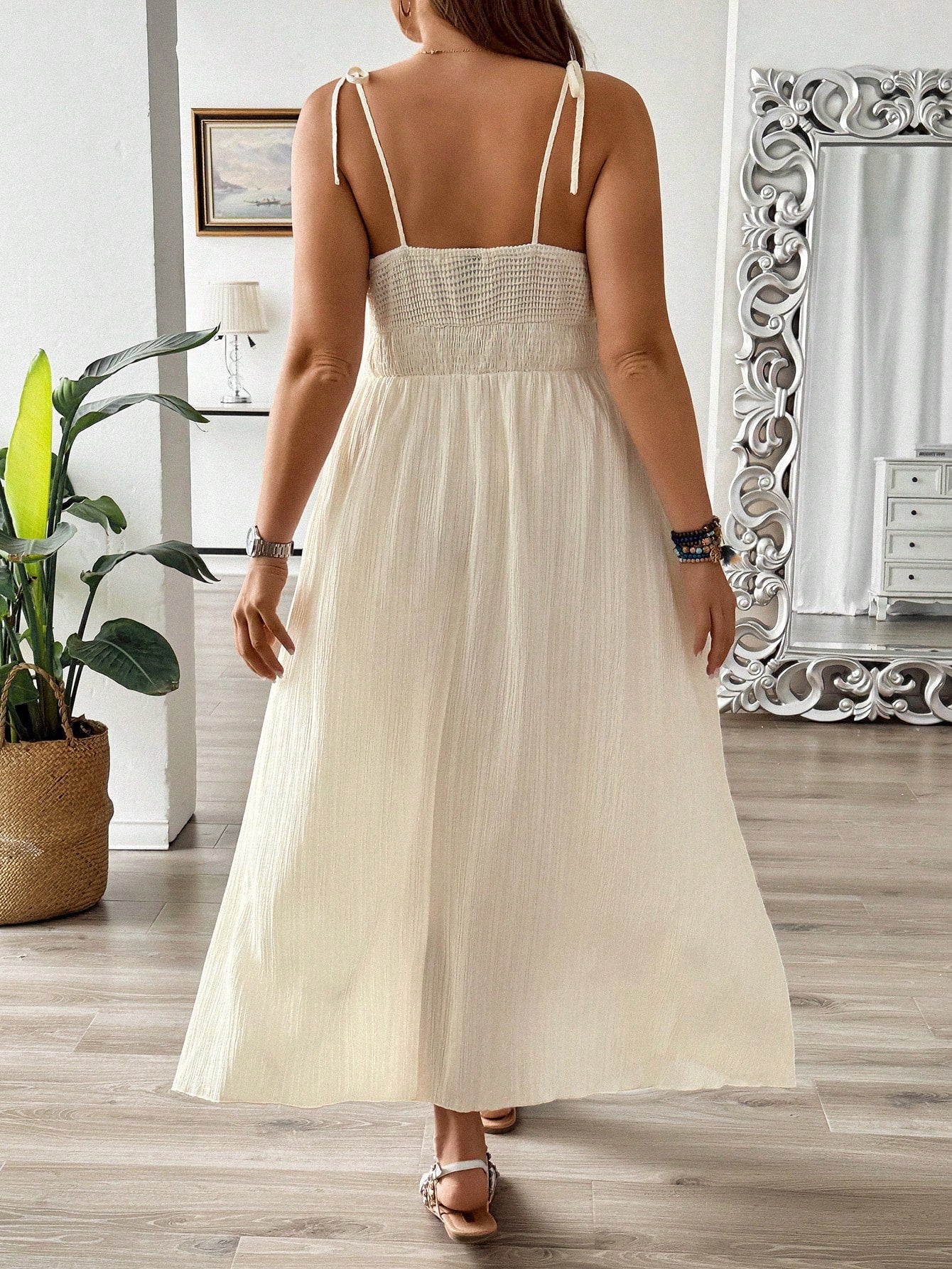 Vestido Plus Size Decote em V Bordado