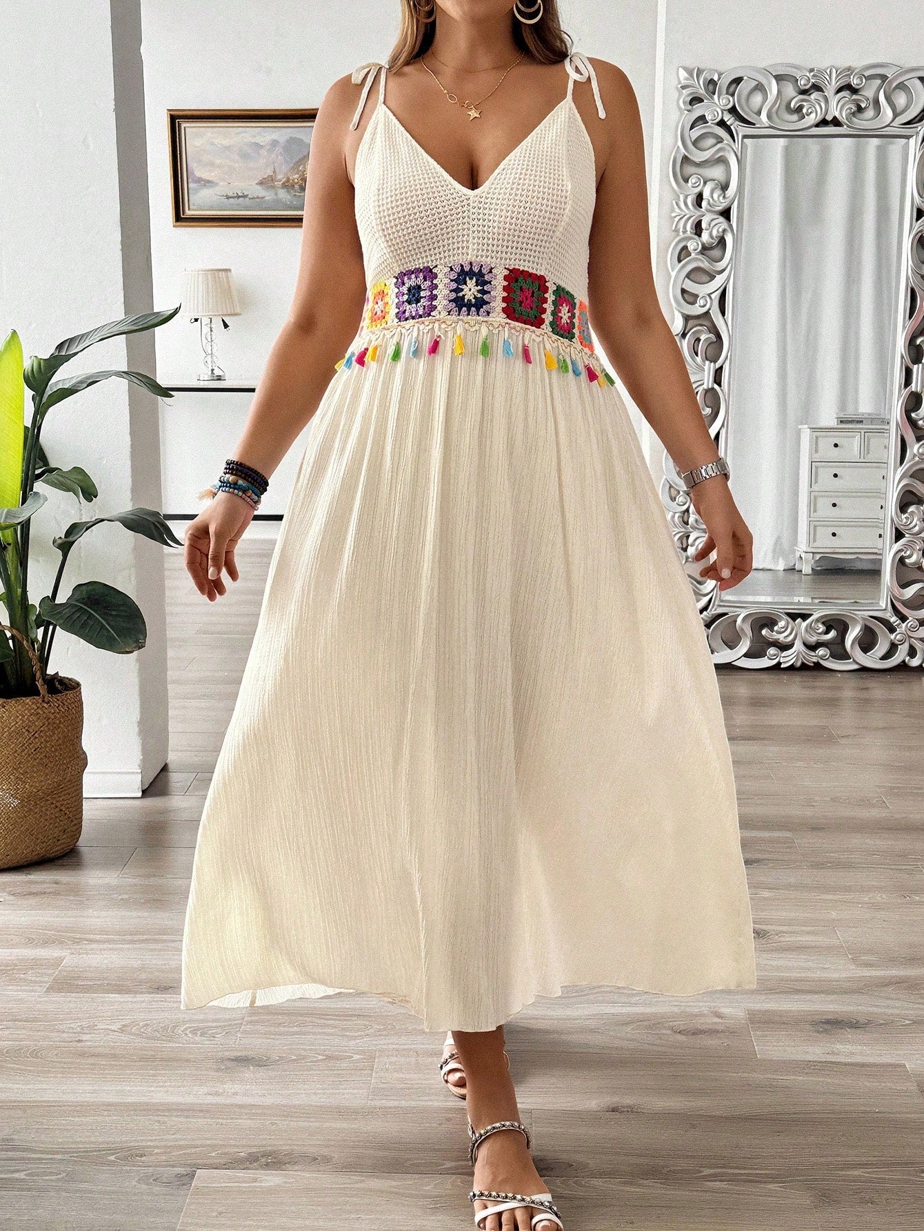 Vestido Plus Size Decote em V Bordado