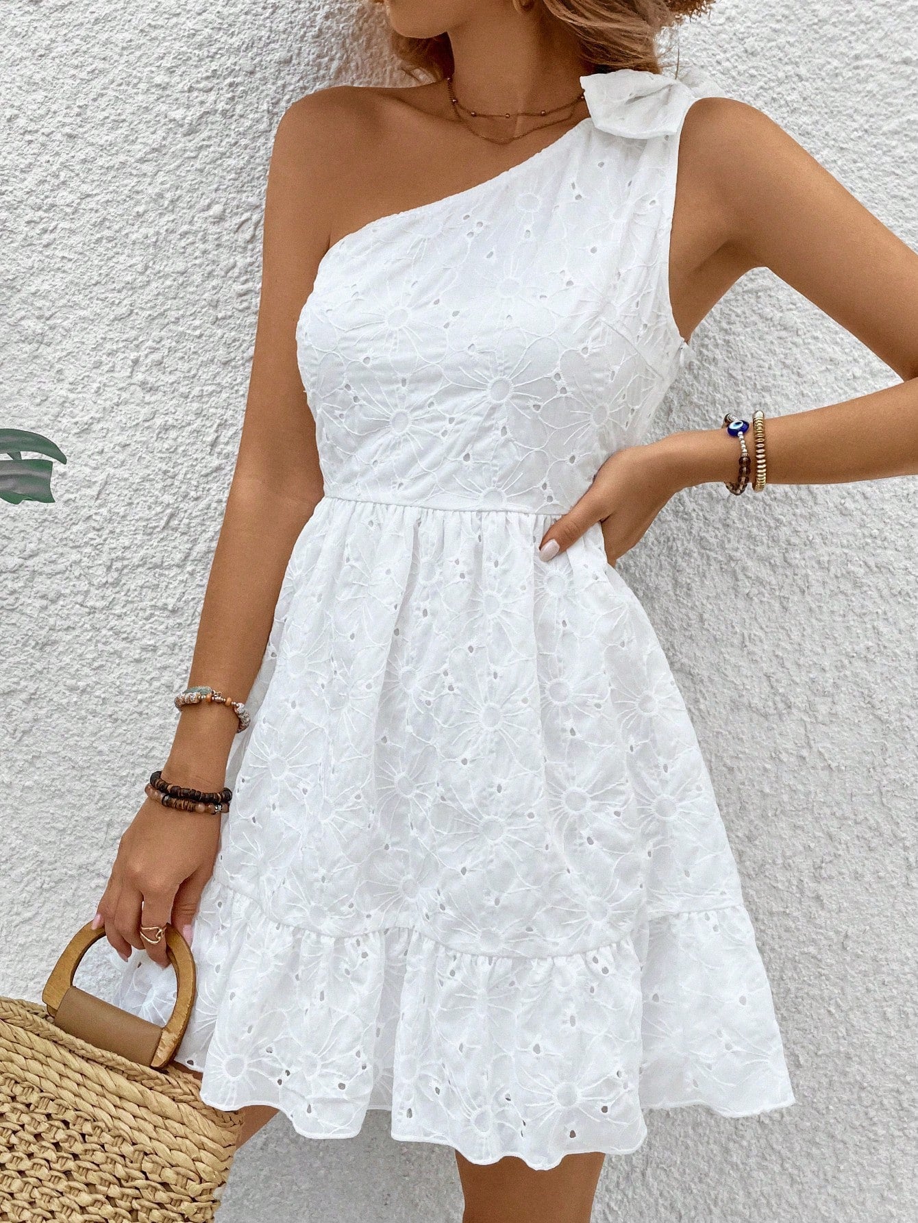 Vestido Curto com Nó, Bordado de Ilhó e Bainha com Babado