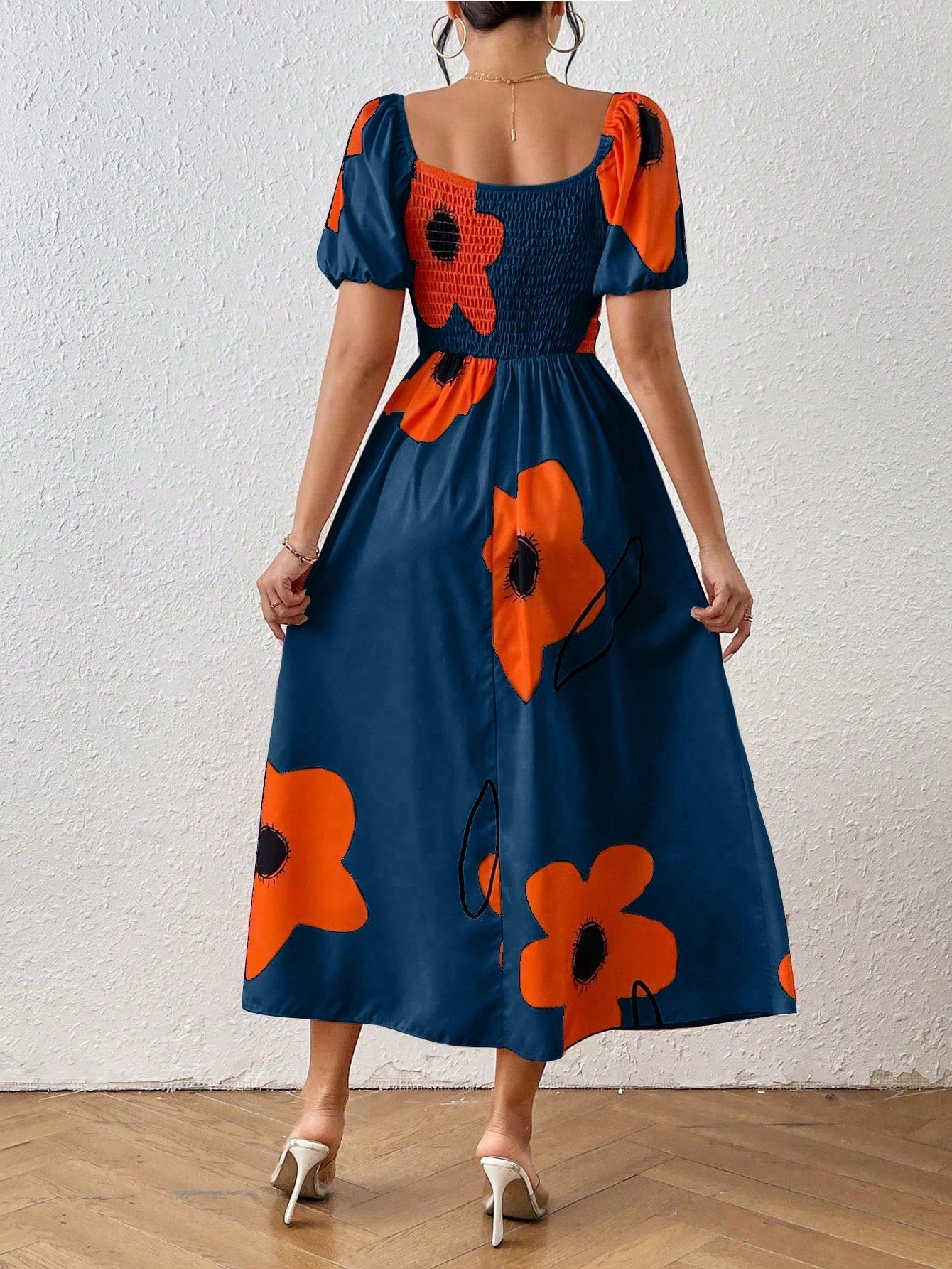 Vestido Floral Elegante com Manga Bufante e Fenda Lateral