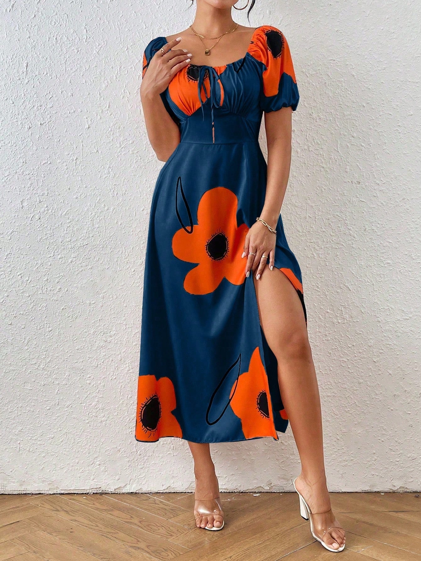 Vestido Floral Elegante com Manga Bufante e Fenda Lateral