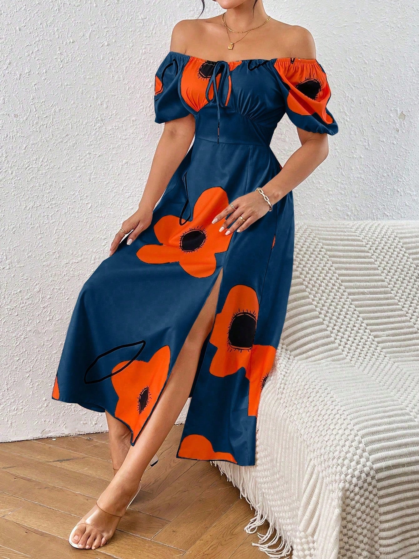 Vestido Floral Elegante com Manga Bufante e Fenda Lateral