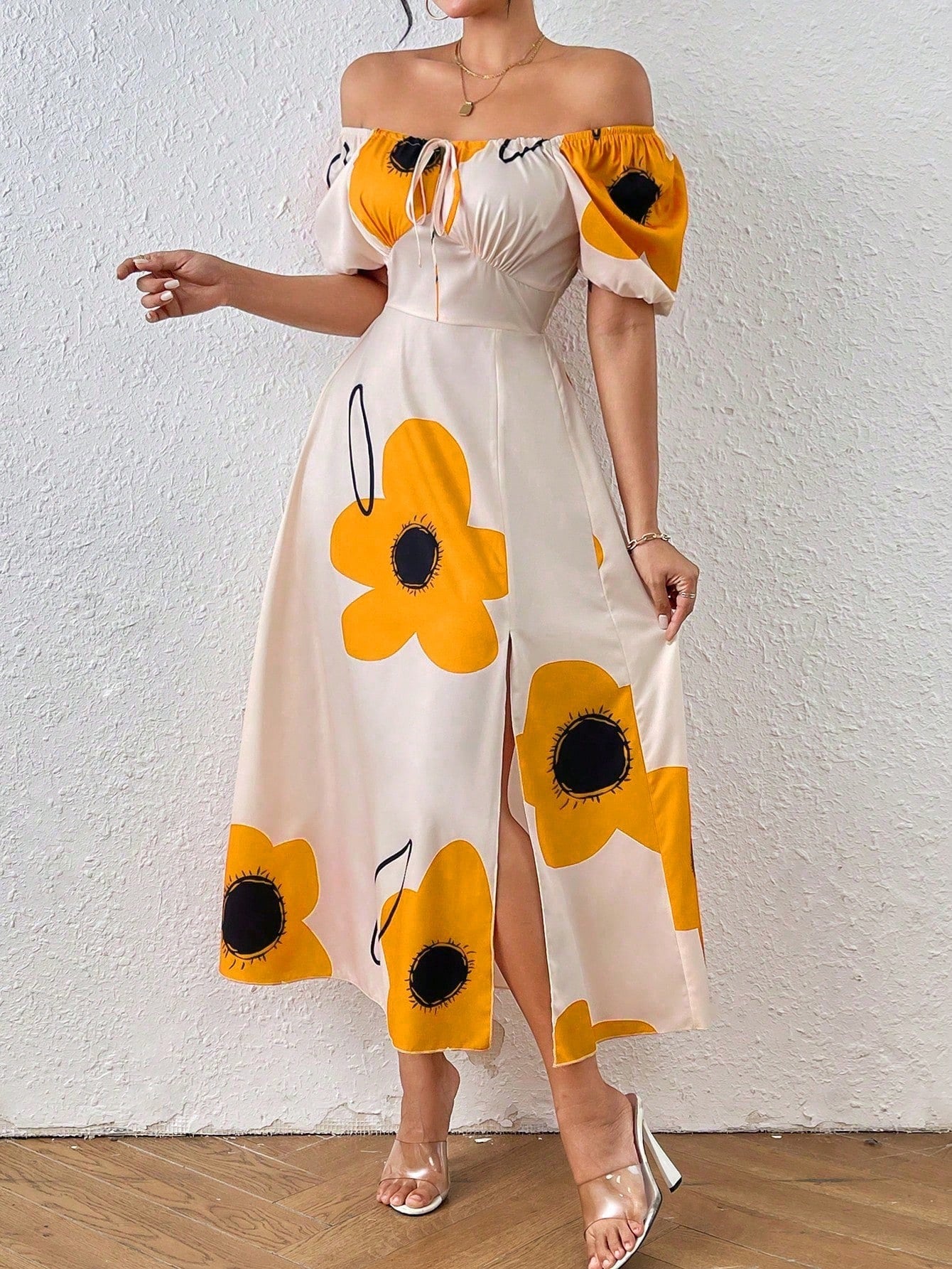 Vestido Floral Elegante com Manga Bufante e Fenda Lateral