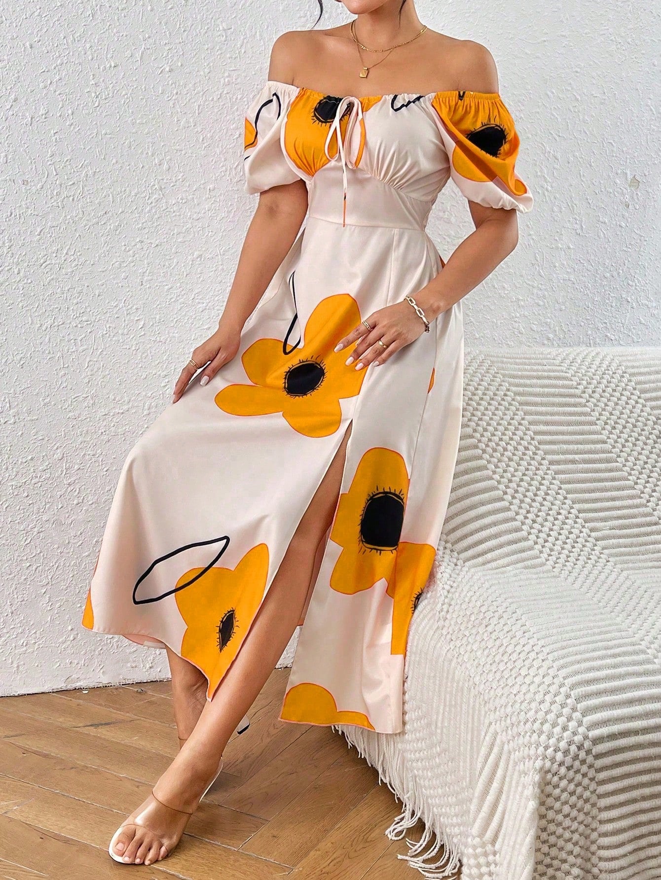 Vestido Floral Elegante com Manga Bufante e Fenda Lateral