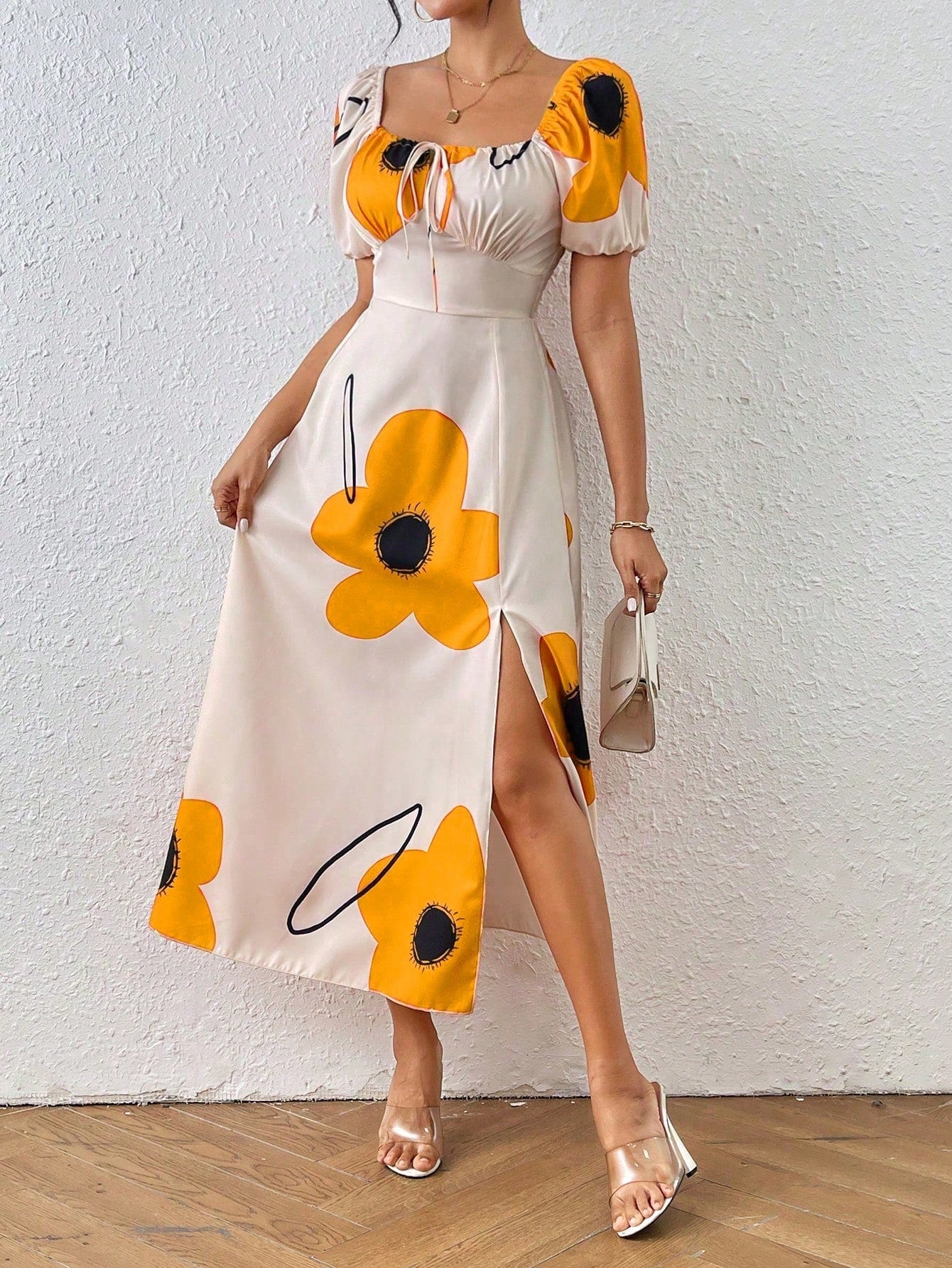 Vestido Floral Elegante com Manga Bufante e Fenda Lateral