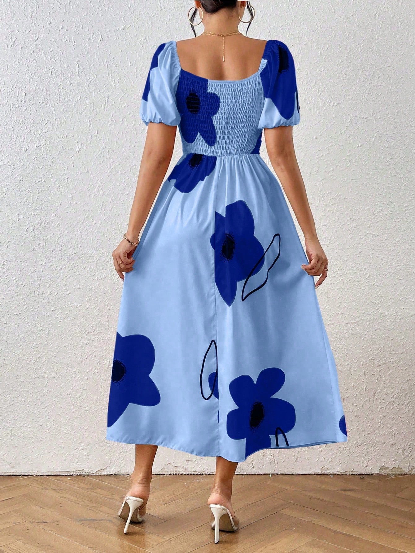 Vestido Floral Elegante com Manga Bufante e Fenda Lateral