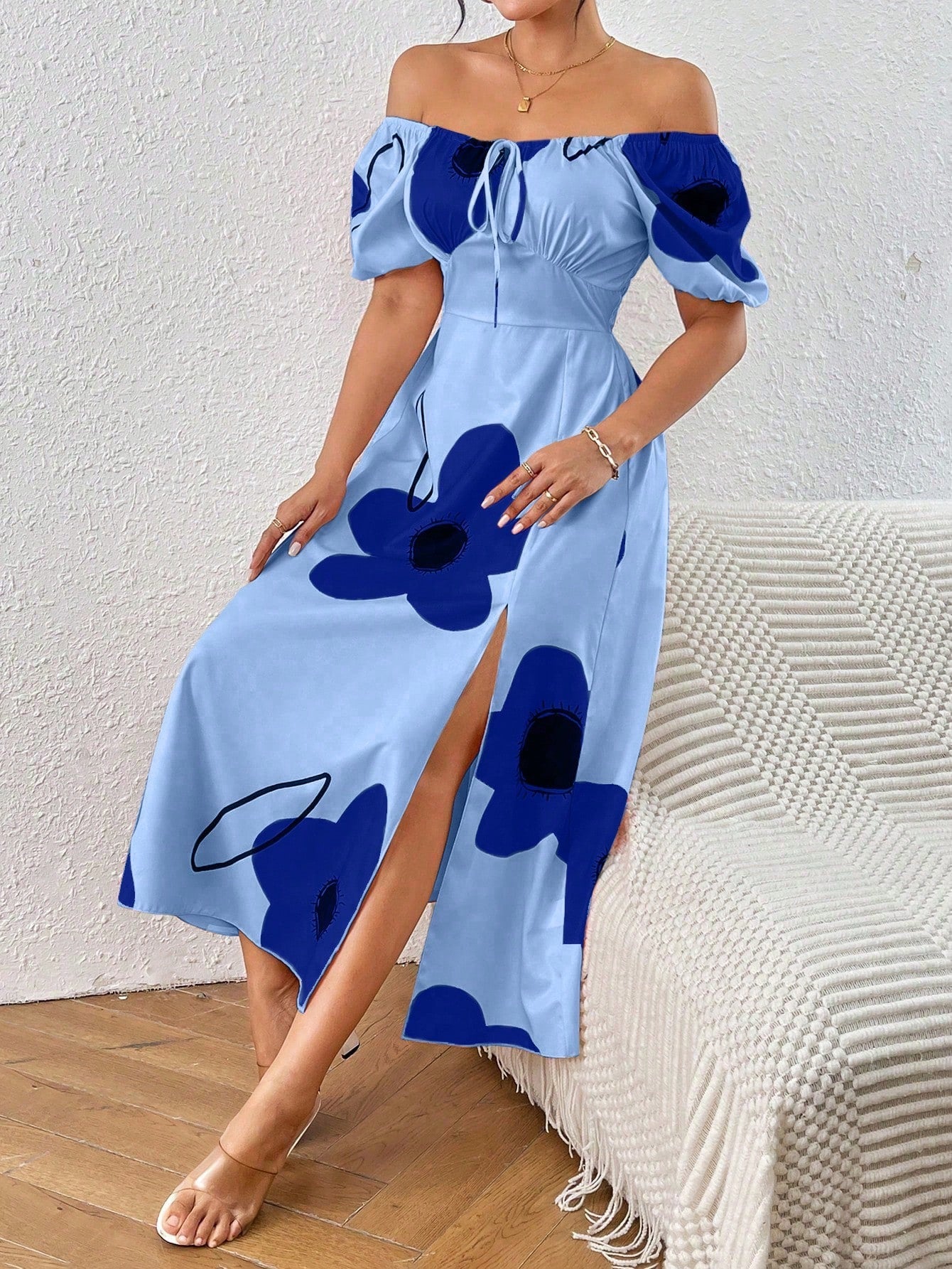 Vestido Floral Elegante com Manga Bufante e Fenda Lateral