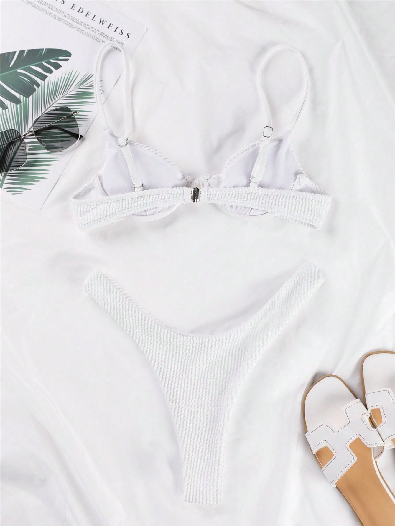 Biquíni Sensual Listrado com Sutiã Push-up e Corte Alto