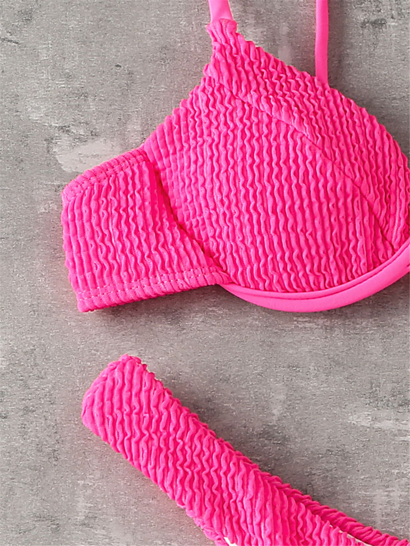 Biquíni Sensual Listrado com Sutiã Push-up e Corte Alto