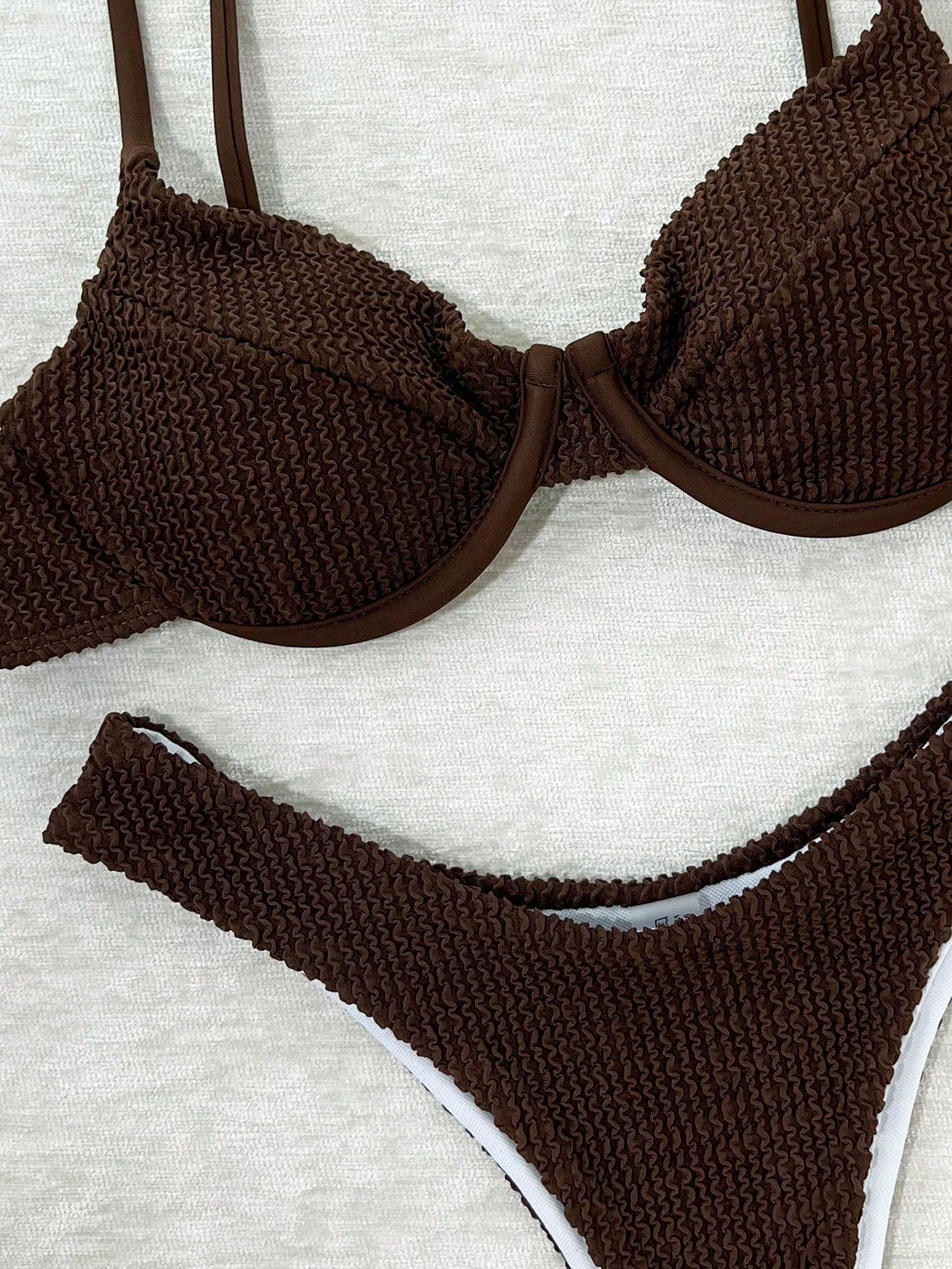 Biquíni Sensual Listrado com Sutiã Push-up e Corte Alto