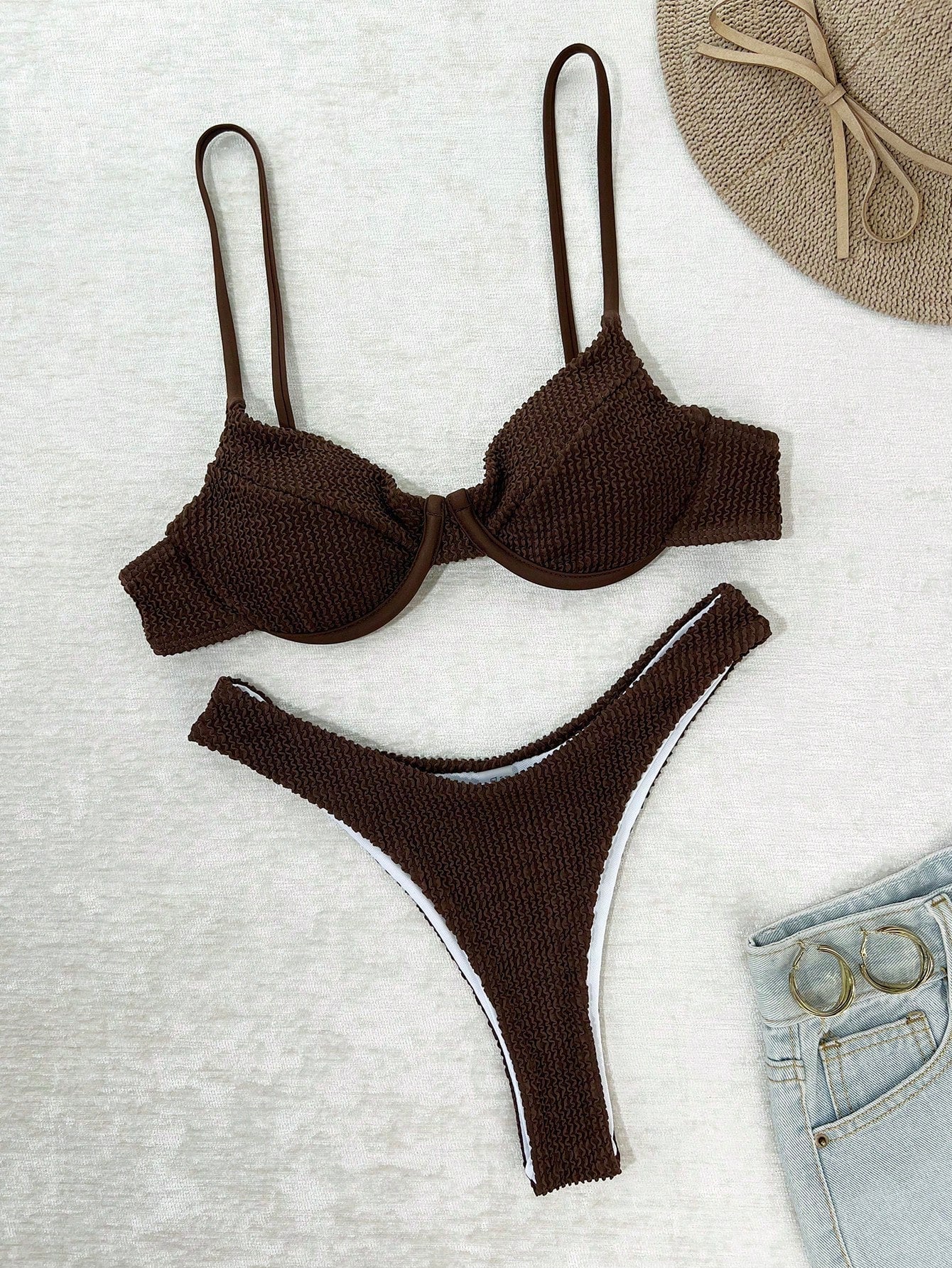 Biquíni Sensual Listrado com Sutiã Push-up e Corte Alto