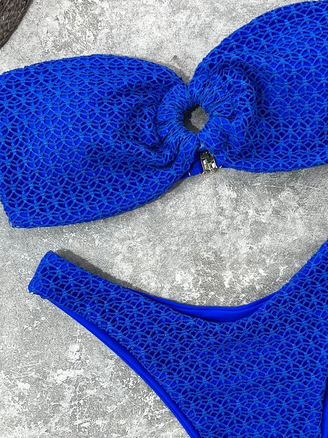 Biquíni com Sutiã Bandeau e Corte Alto