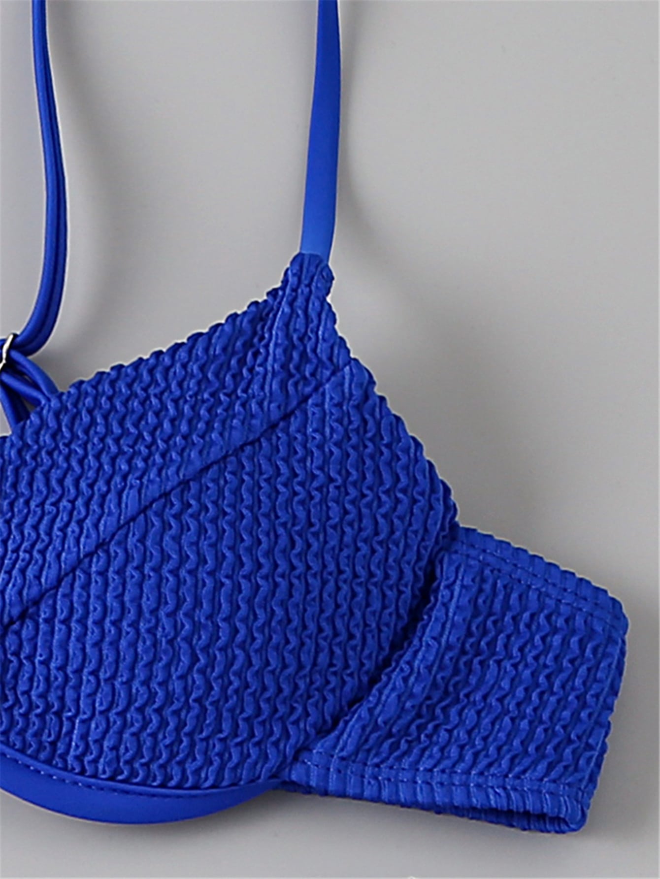 Biquíni Sensual Listrado com Sutiã Push-up e Corte Alto