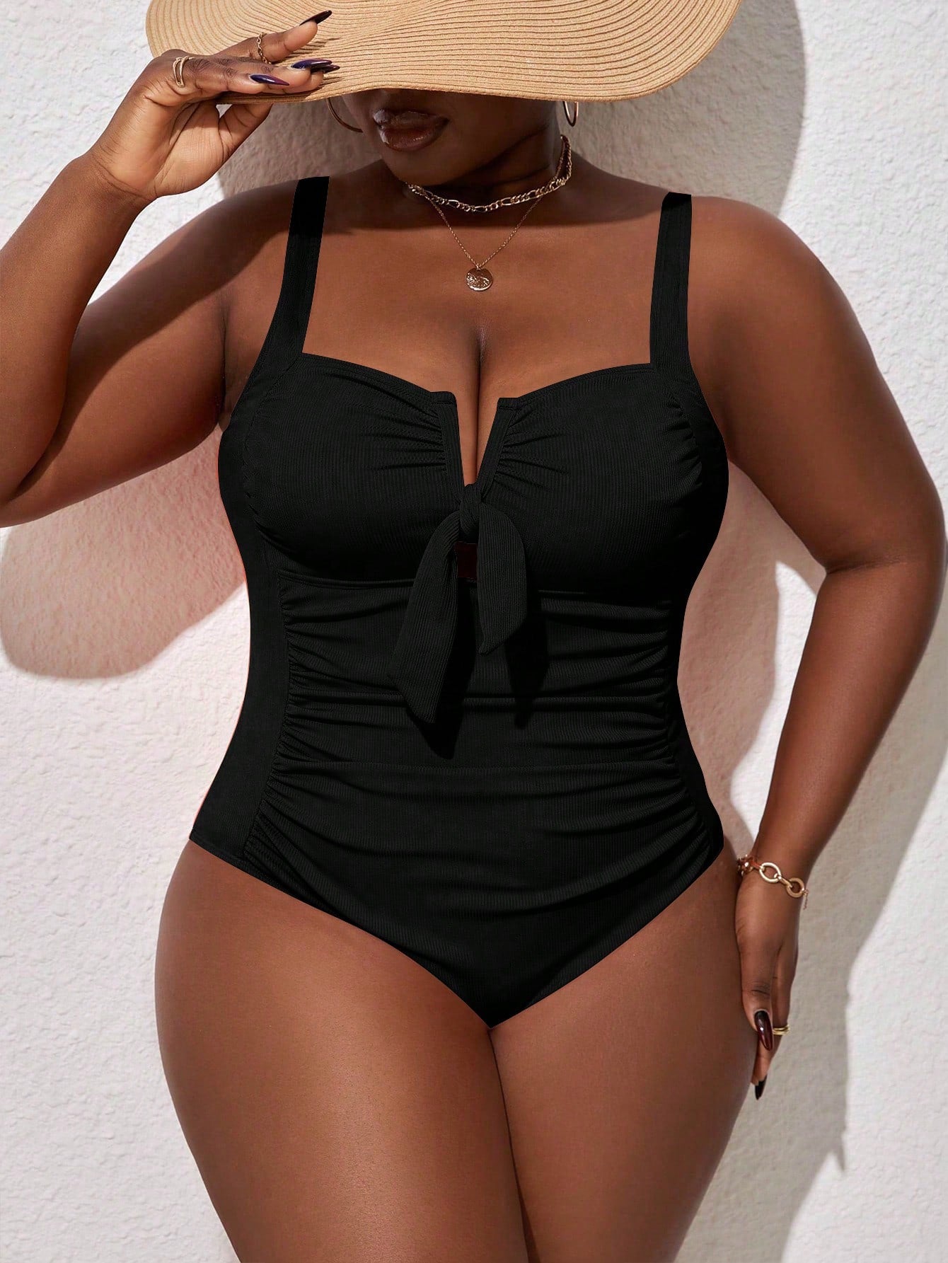 Maiô Plus Size com Decote V e Detalhes Elegantes