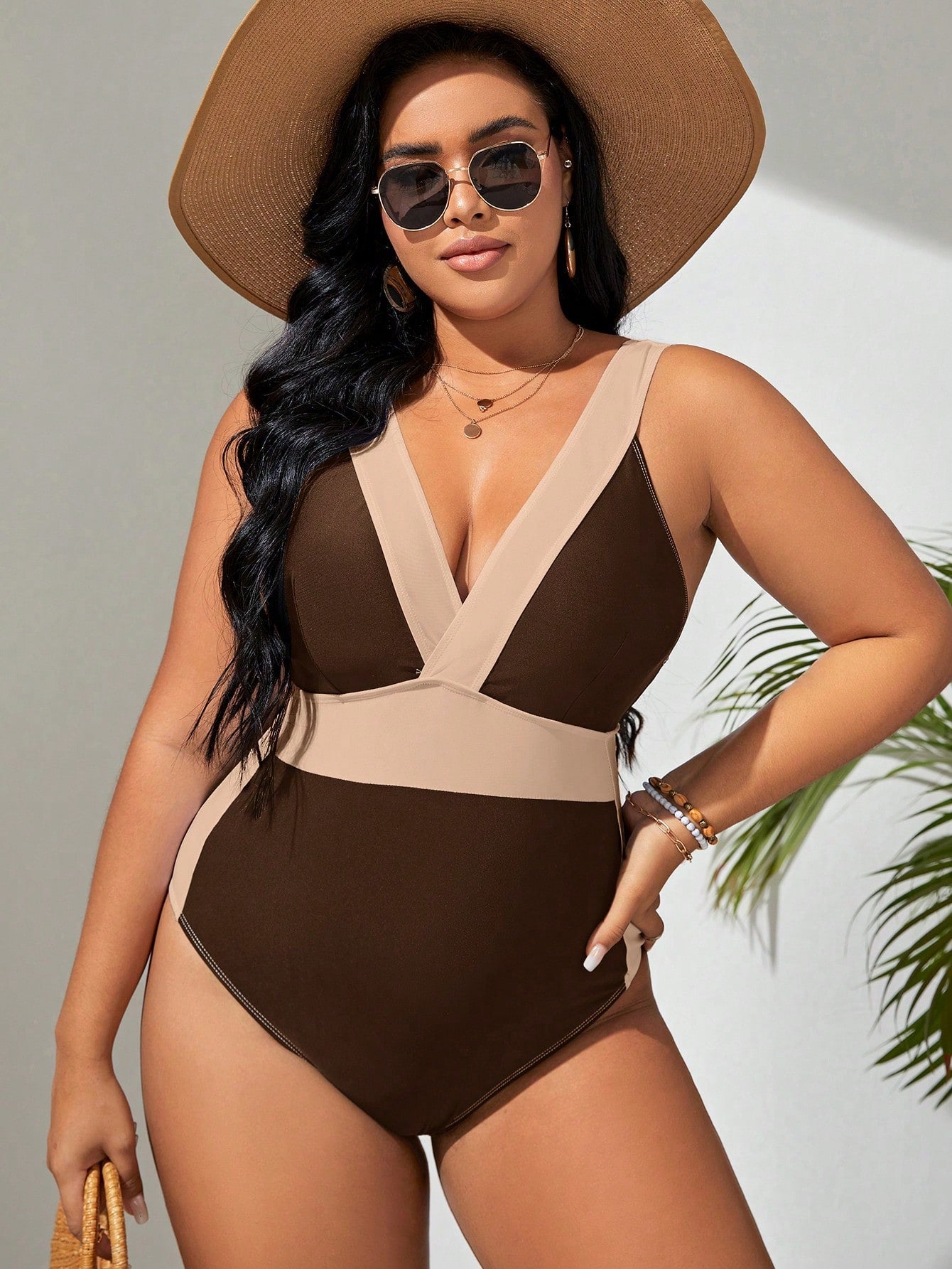 Maiô Plus Size com Cores e Gola Profunda