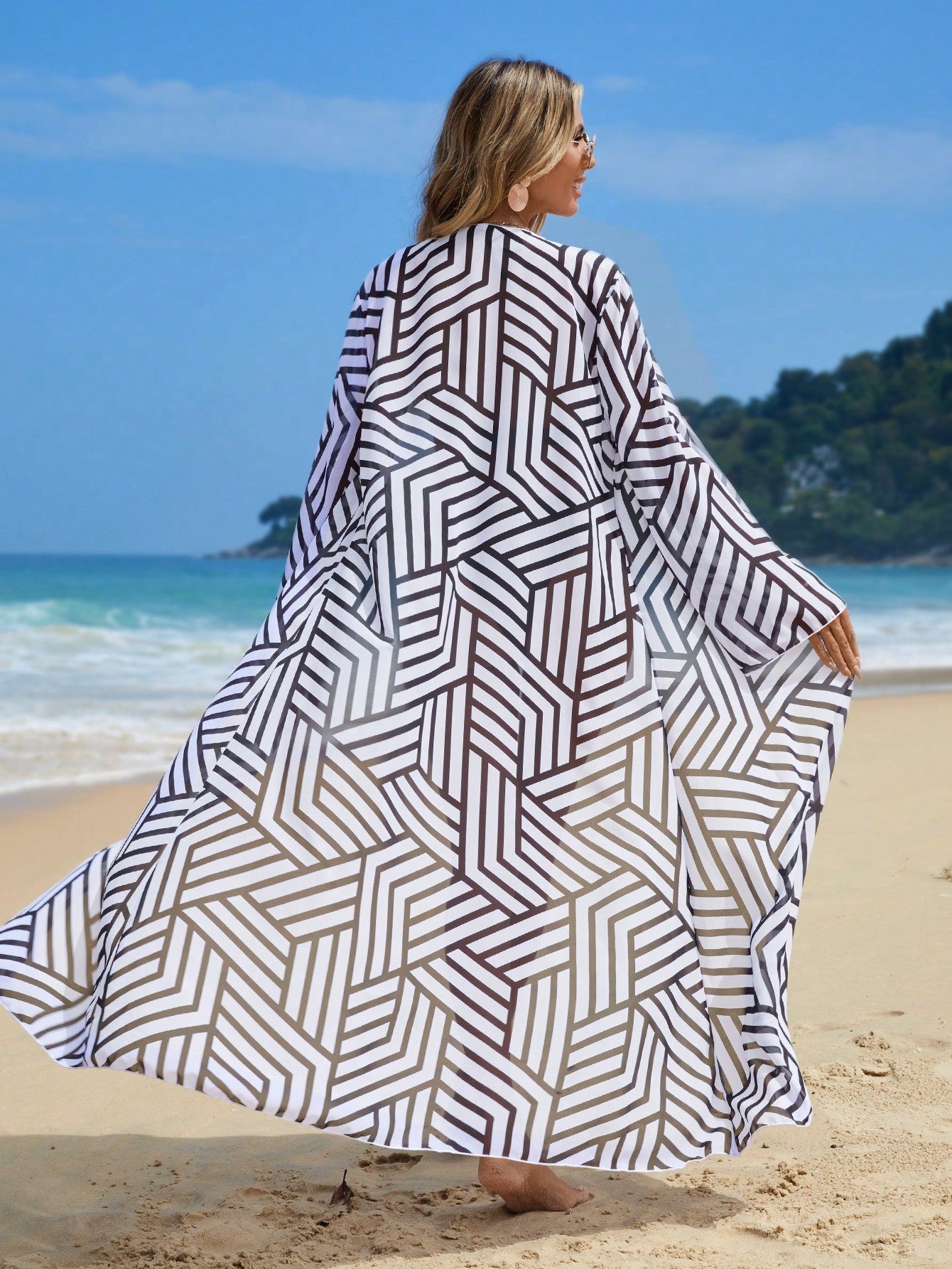 Saída de Praia Longa Preto e Branco com Nó na Gola