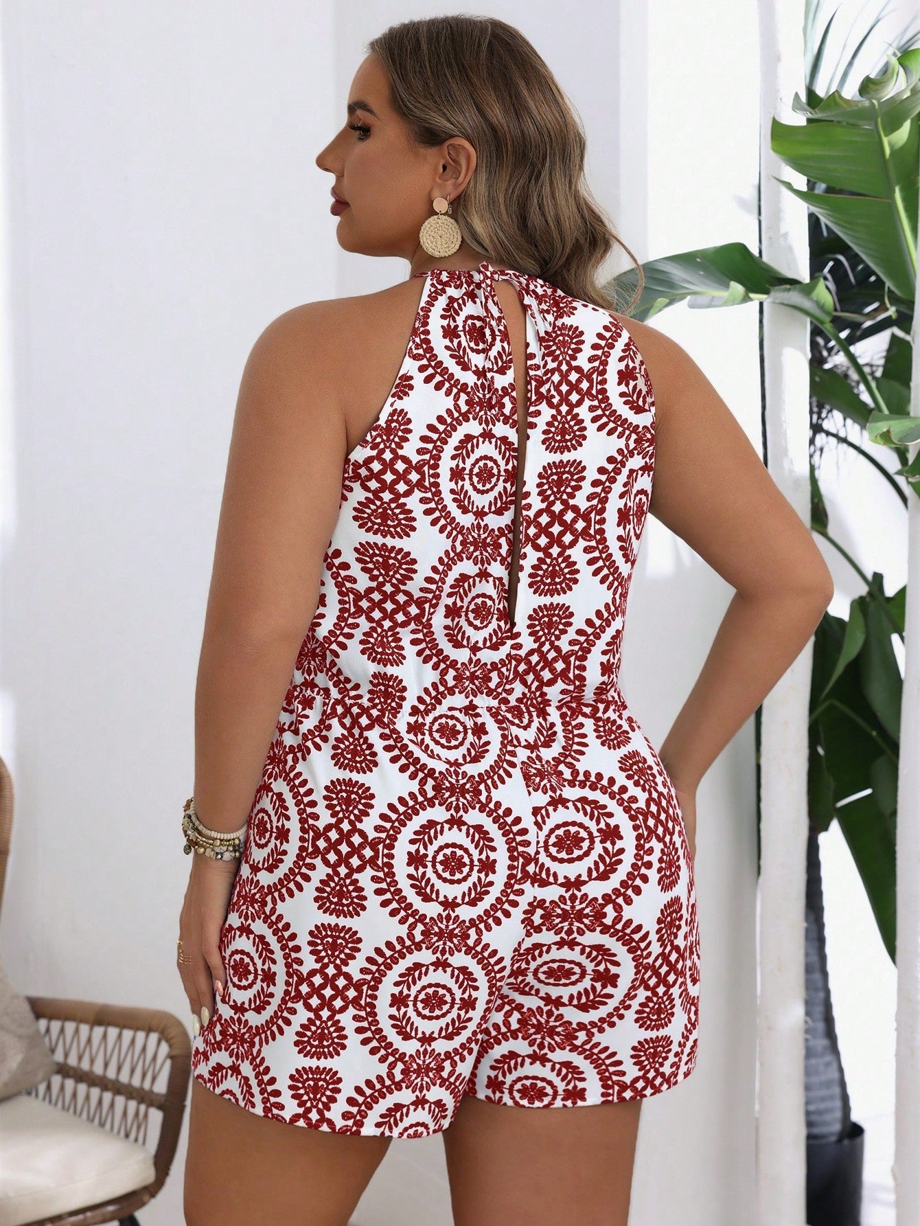 Macacão Plus Size com Estampa de Plantas