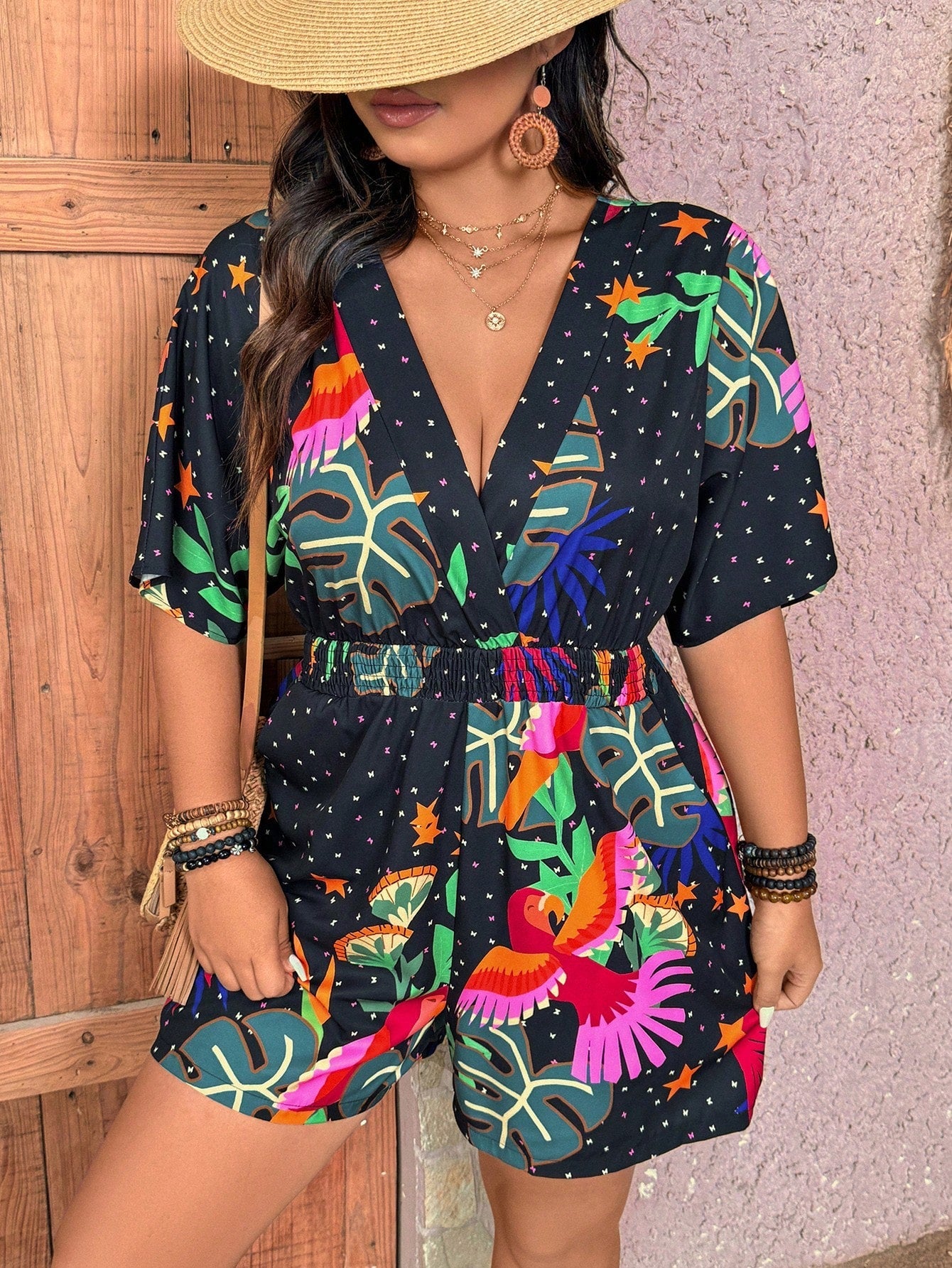 Macaquinho Plus Size com Decote V