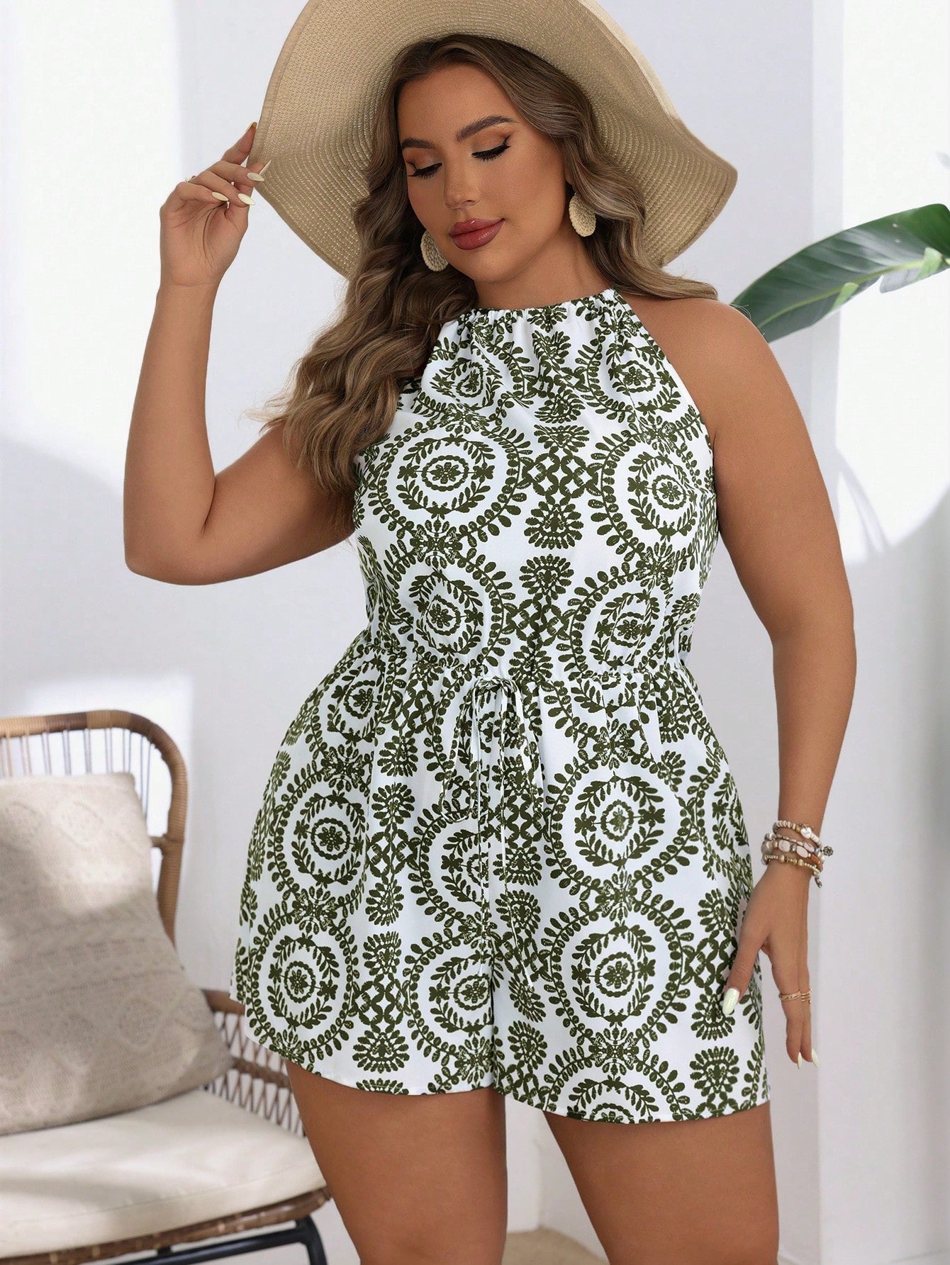 Macacão Plus Size com Estampa de Plantas