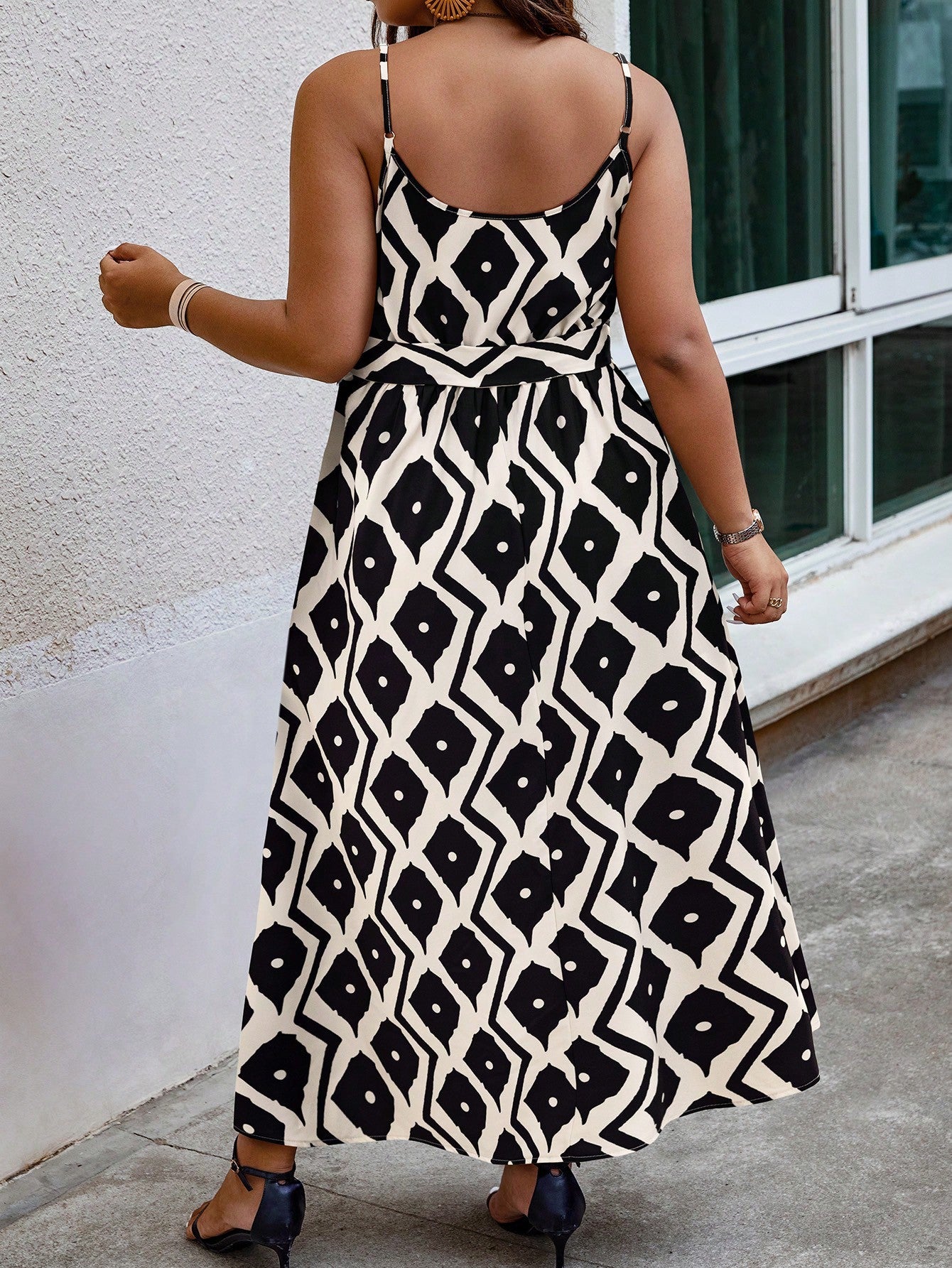 Vestido Casual Plus Size Preto com Cinto Cruzado e Fenda Lateral