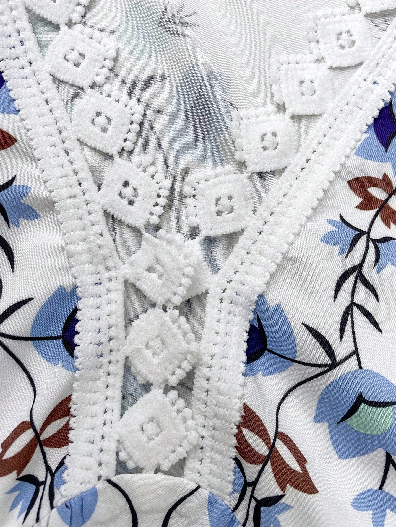 Vestido com Bainha de Renda e Estampa Elegante