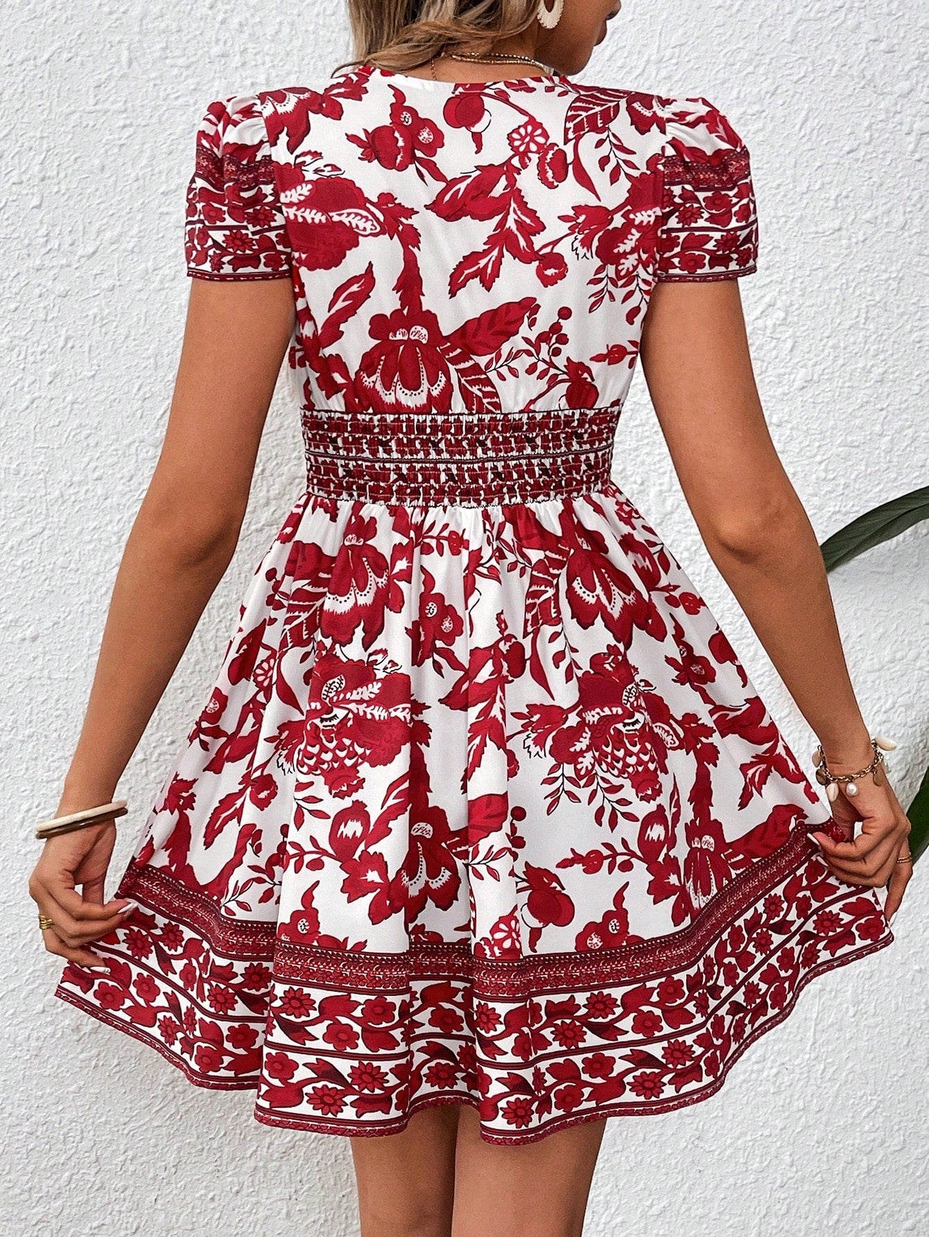 Vestido Curto Estampado com Decote