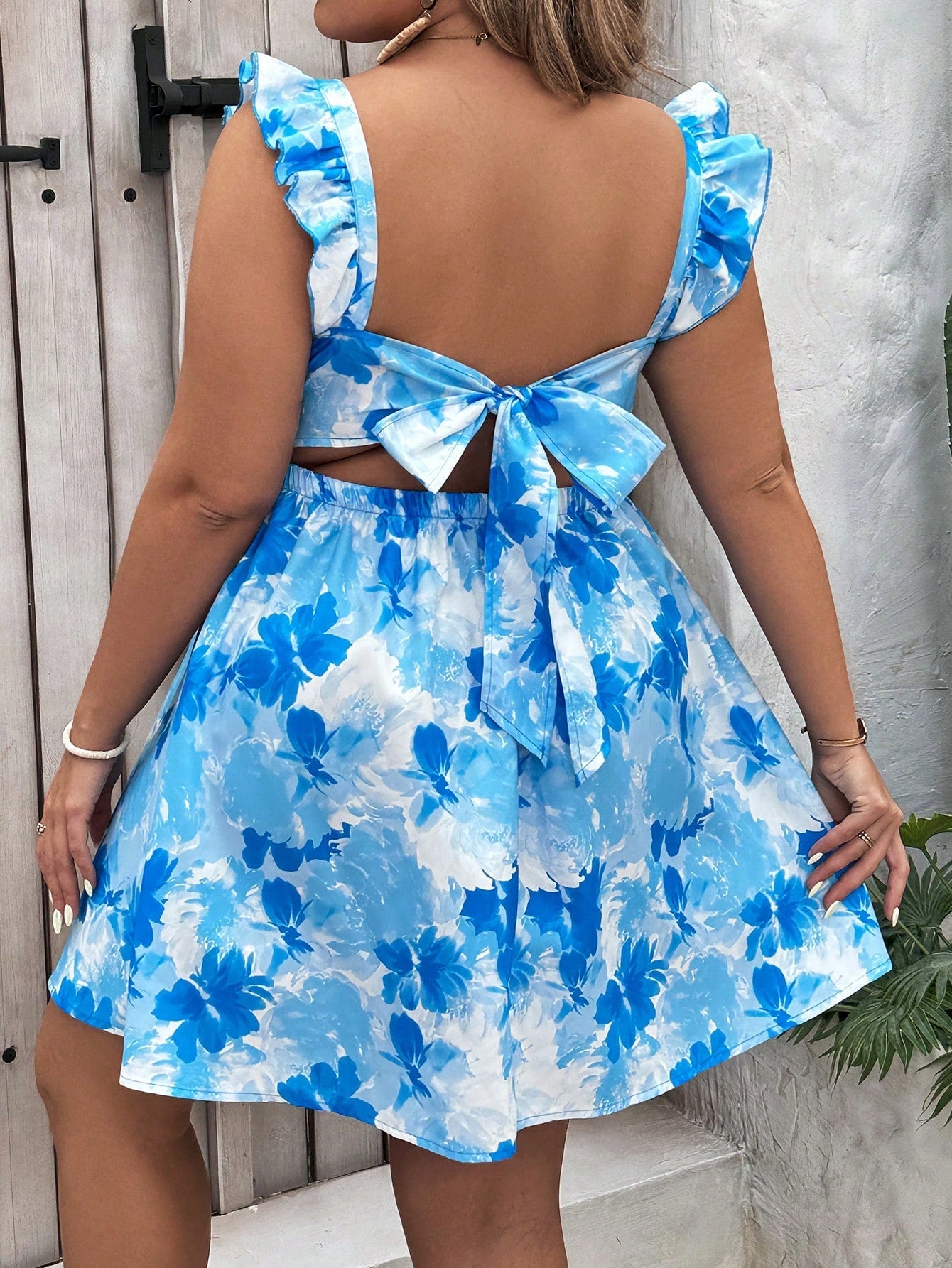 Vestido Plus Size com Costas Nuas e Plissado