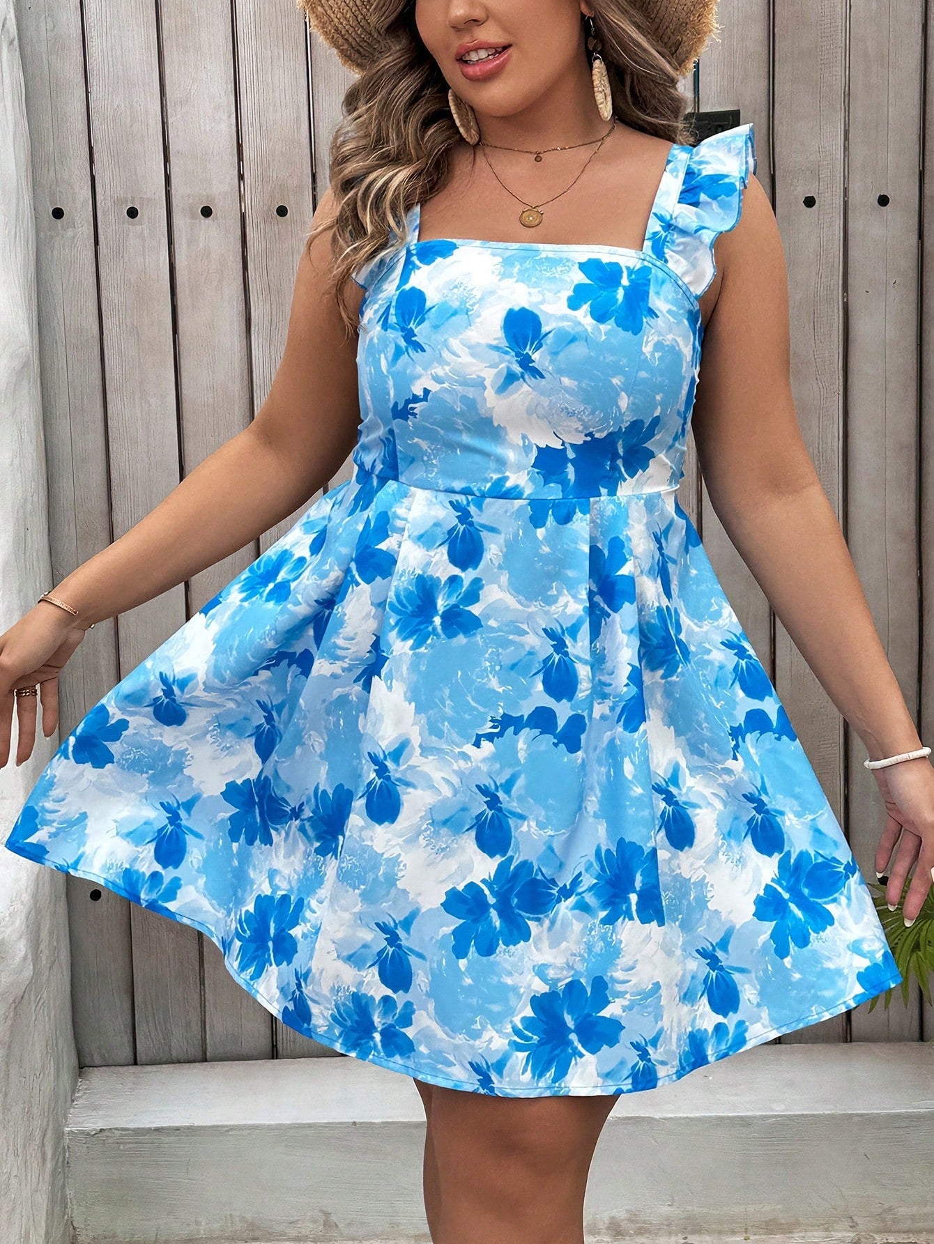 Vestido Plus Size com Costas Nuas e Plissado