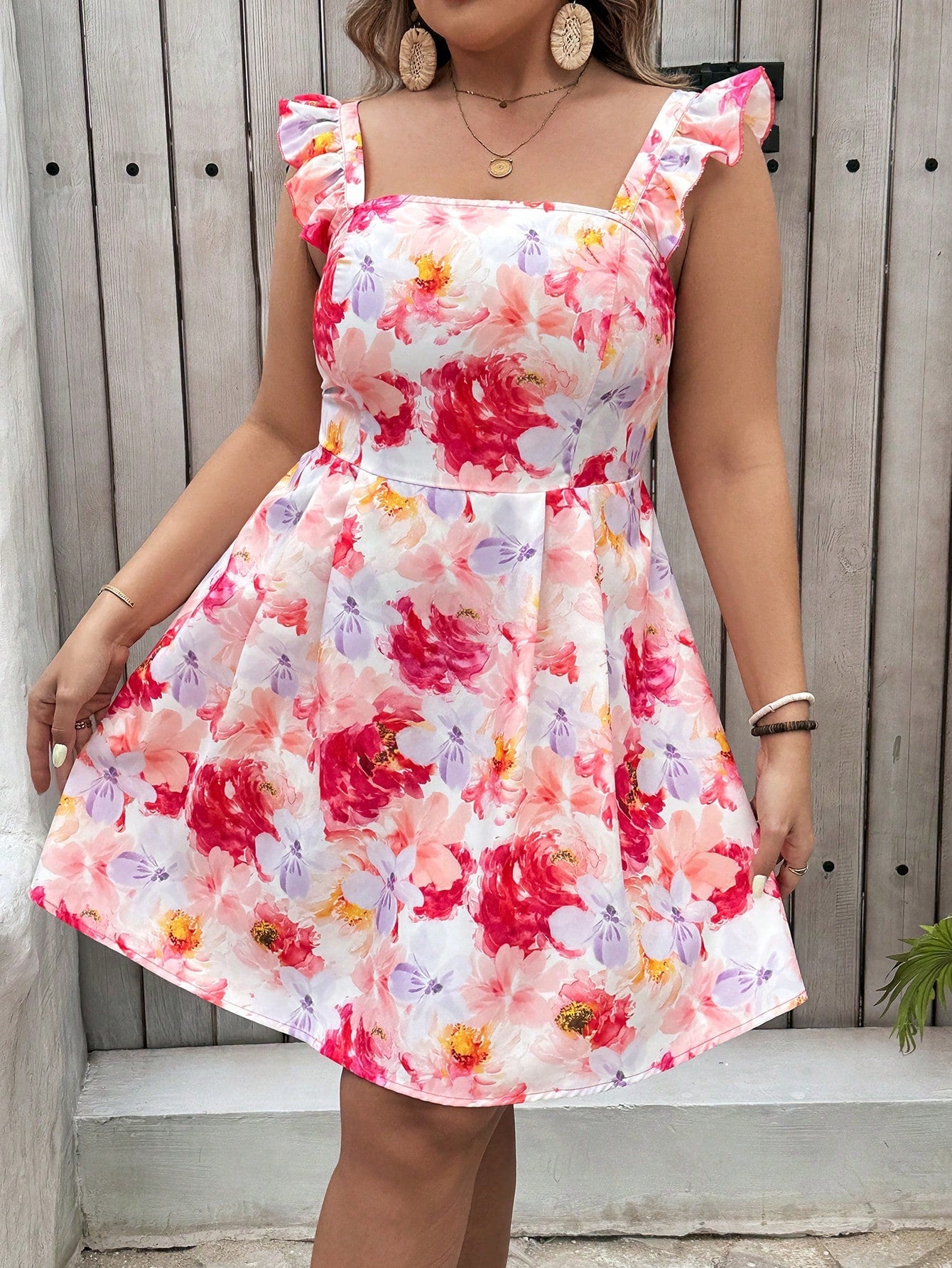 Vestido Plus Size com Costas Nuas e Plissado