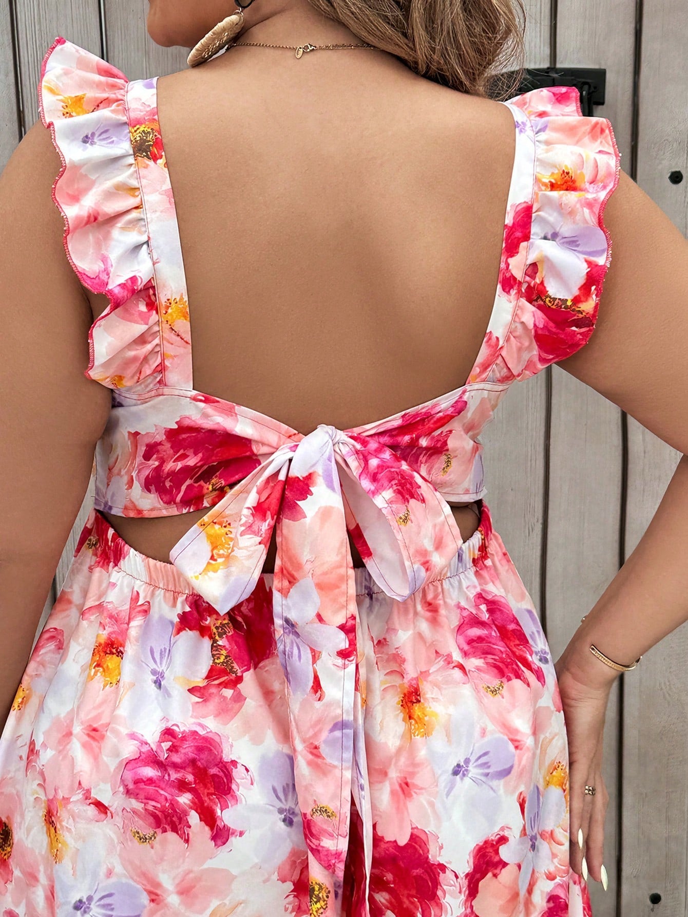 Vestido Plus Size com Costas Nuas e Plissado