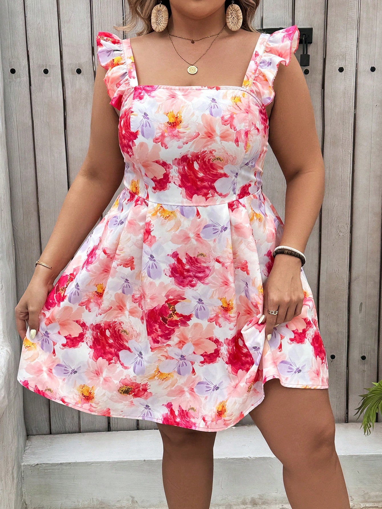 Vestido Plus Size com Costas Nuas e Plissado