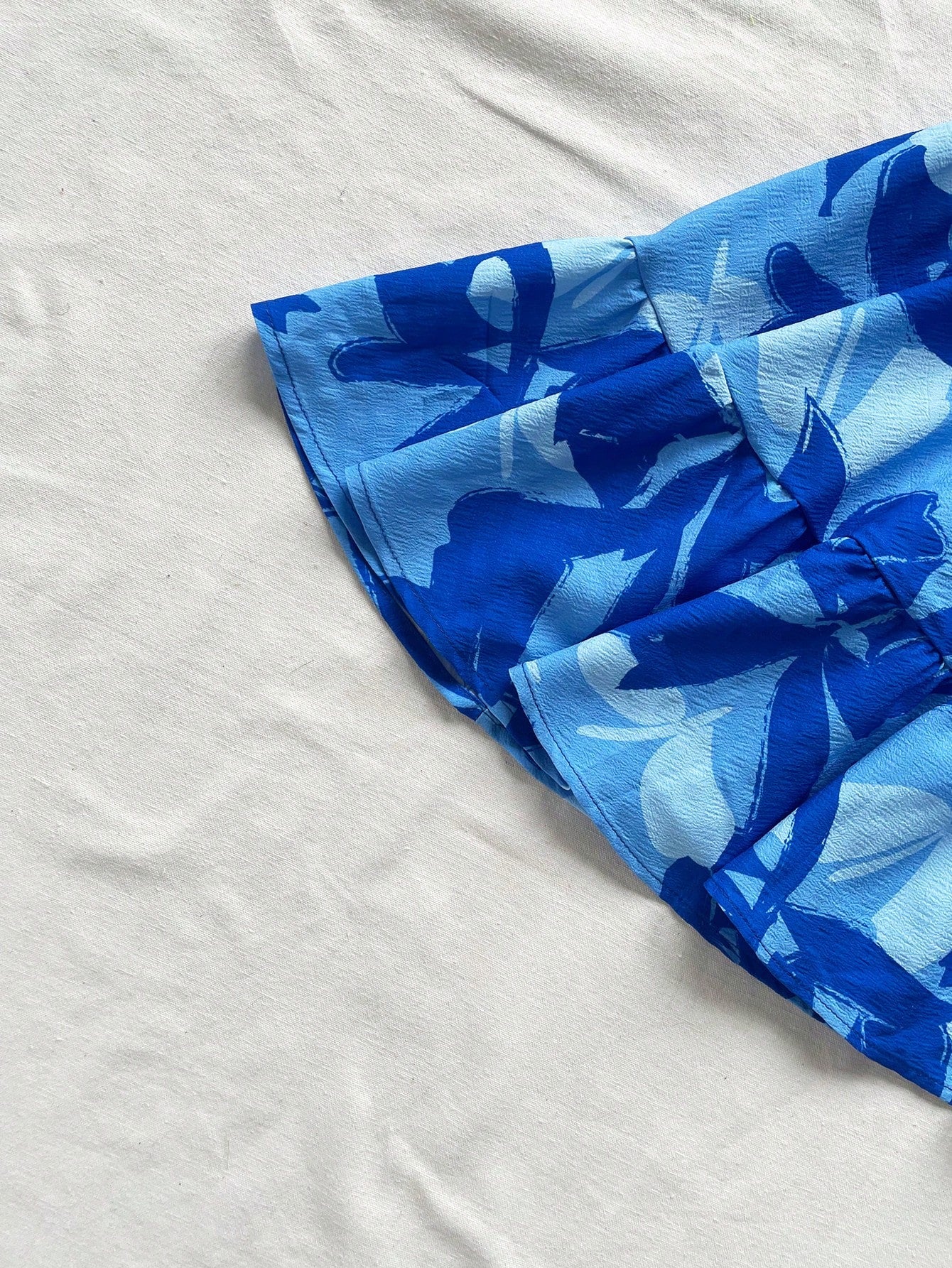 Vestido Casual Plus Size Bainha com Babado e Estampa Tropical