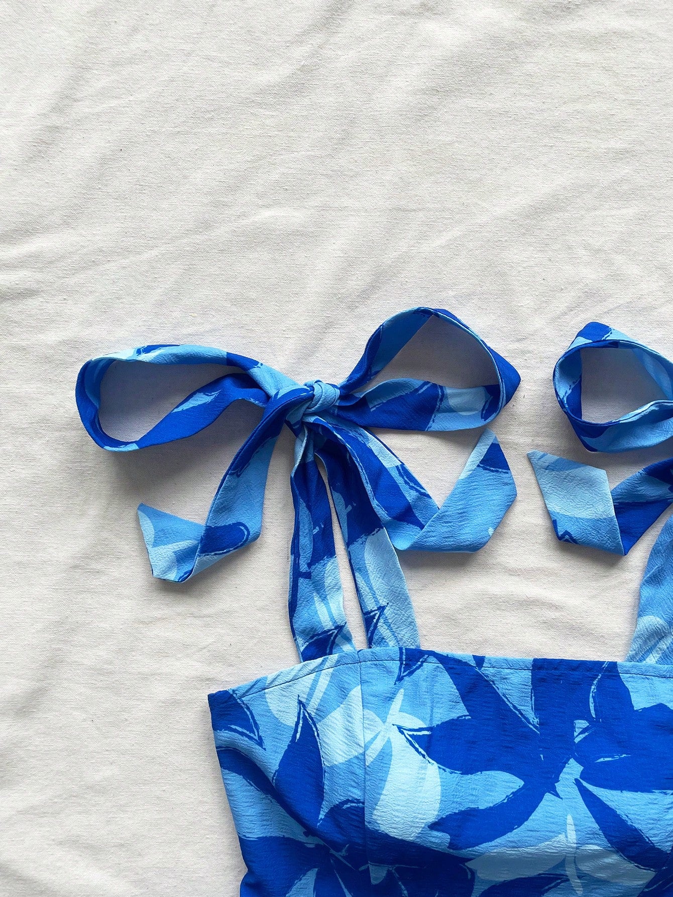 Vestido Casual Plus Size Bainha com Babado e Estampa Tropical