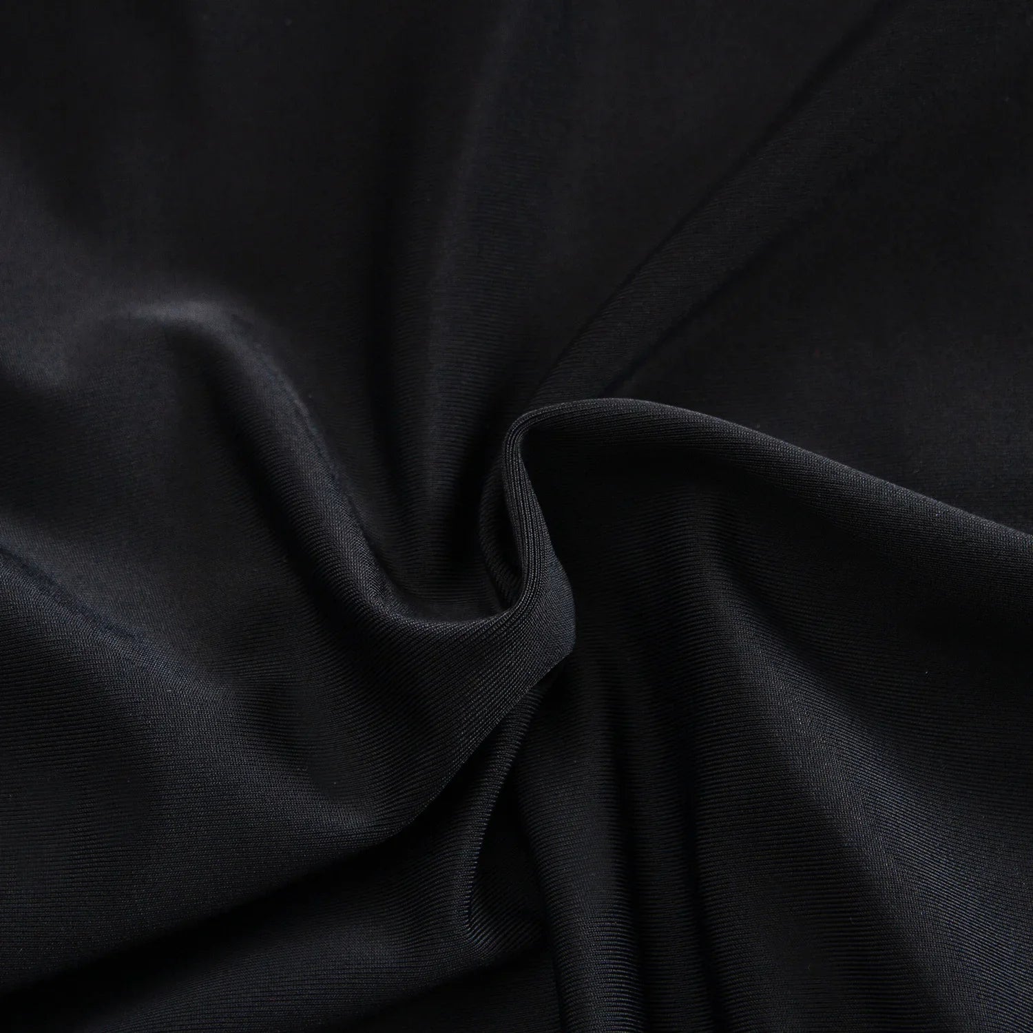 Maiô Cavado com Tiras e Recortes - Sensualidade e Estilo em Uma Peça Única