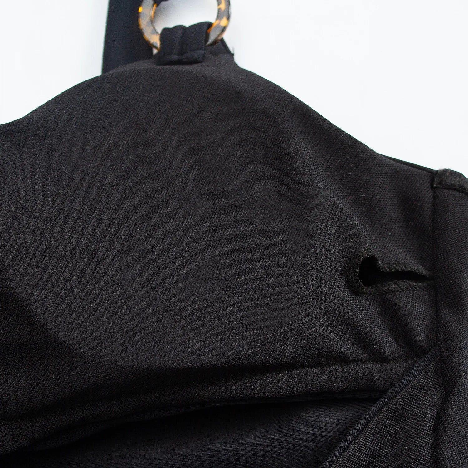 Maiô Cavado com Tiras e Recortes - Sensualidade e Estilo em Uma Peça Única