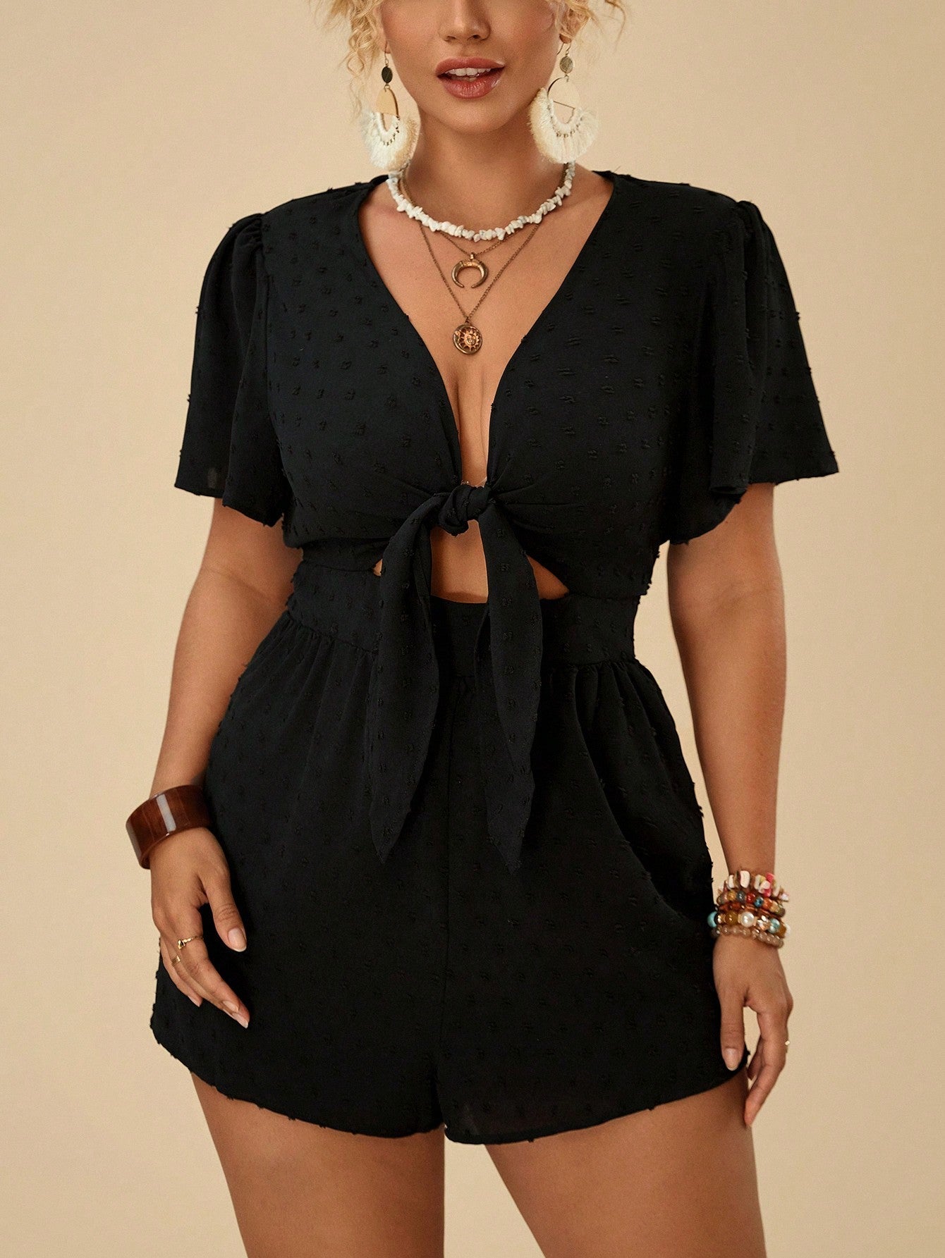 Macaquinho Plus Size Com Amarração Frontal