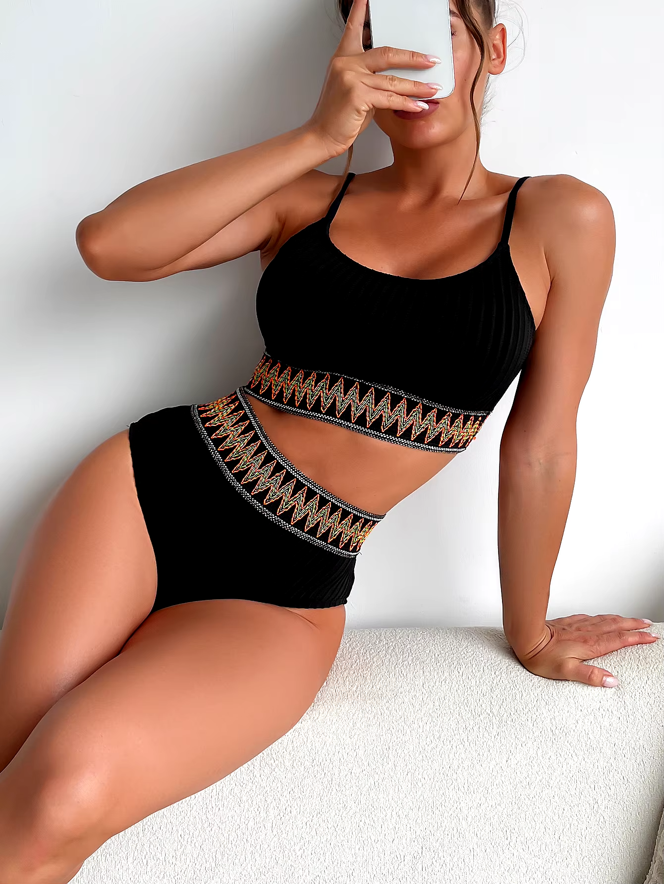 Biquíni de Cintura Alta com Detalhe Colorido