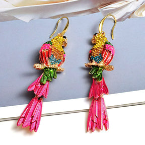 Brincos com design de Arara e cristais coloridos