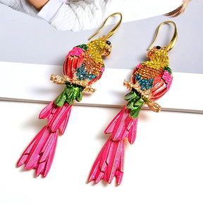 Brincos com design de Arara e cristais coloridos