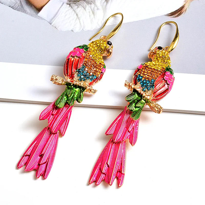 Brincos com design de Arara e cristais coloridos