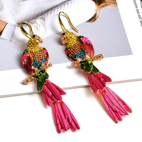 Brincos com design de Arara e cristais coloridos